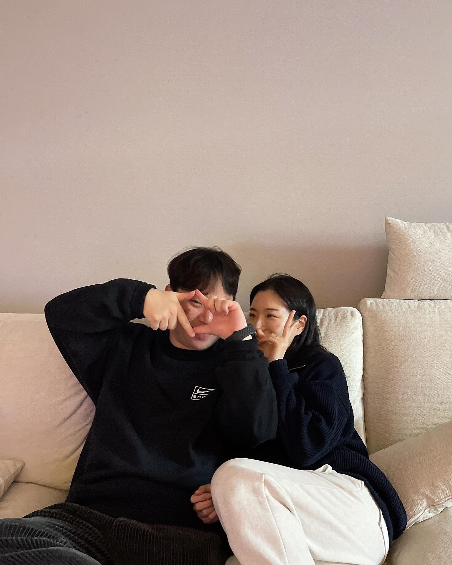 내 칭구들 내년듀 모두모두 행복하세요 💓
2024년은 조금 더 힘이 나는 한 해가 되길 ╰(*´︶`*)╯♡