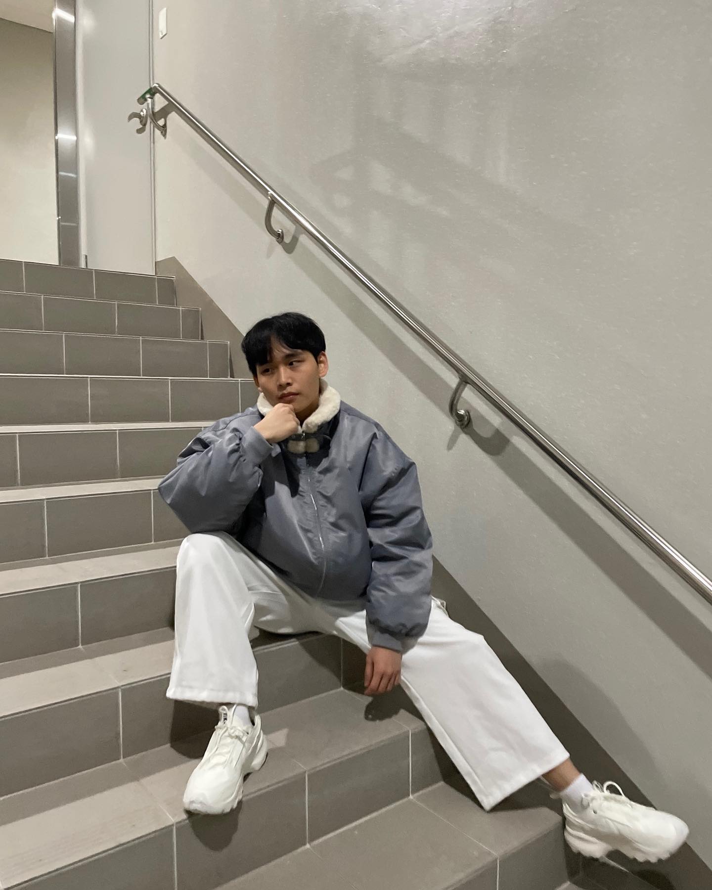 똑같은옷과 어색한포즈😂