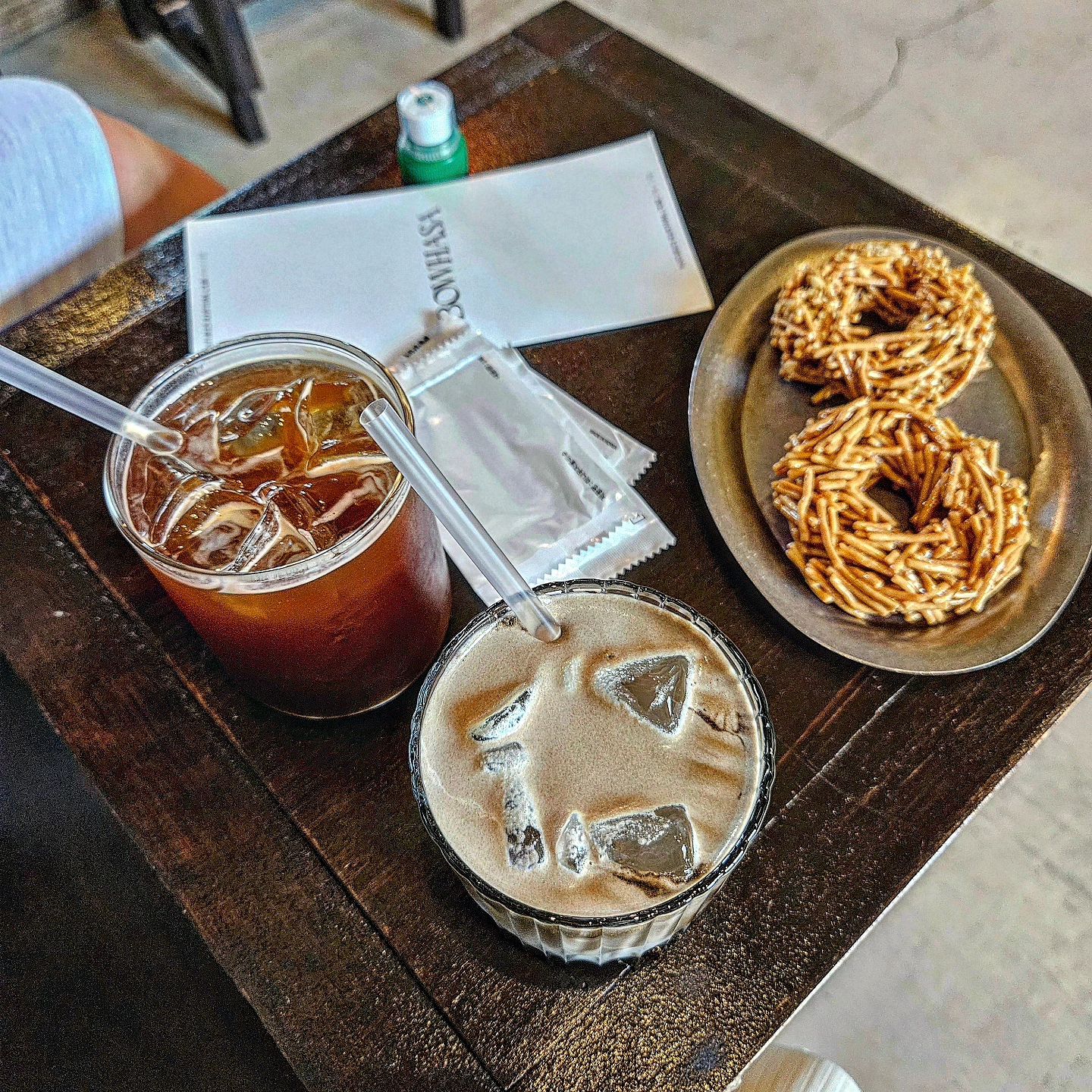 오랜만 경주, 그리고 보우하사.

물놀이 하러 간만에 온 경주,
여긴 올 때마다 조금씩 조금씩 바뀌어 간다.

예전에는 카페라고 해봤자(많이 예전)
슈만과클라라, 어바웃커피가 고작이었는데
지금의 경주는 독특한 카페들이 줄지어 있다.

경주역 뒷편, 경주고등학교 근처에
보우하사라는 독특한 이름과 외형의 카페에 와보았다.

내부는 외관보다 더 충격적이고, 특색있네
오란다는 보우하사 분위기와 잘 어울리는 디저트다.
맛도 좋네, 두 개 먹고 한 개 더 사먹었네

시그니처 쏘리라떼는 호지차 라떼 위에 크림 얹은
달달 꼬소한 맛 좋은 우유 음료다.
서우애미는 첫 입에 내가 좋아할만 한 맛이라나.

신기한 건 참 불편해보이는 비주얼인데 편했다.
잠깐이나마 물놀이로 지친 몸 달래며 쉬었다.

➰️ 보우하사
➰️ 경북 경주시 원효로169번길 10-1

#경주카페 #경주나들이 #보우하사 #bowhasa #카페투어 #카페추천 #카페스타그램 #경주 #경주맛집 #먹스타그램 #먹스타 #맛스타그램 #맛스타 #카페