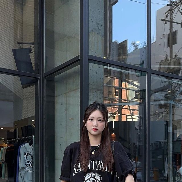 윰찌 on Instagram: "#협찬 안냥하세윰🖤오늘은 주말에 찍은 #세인트페인 #반팔티 랑 흑청치마룩 이에용! 아무래도 저 요 반팔 자주 입을 거 가타여..🫢🖤 하얀색 진주 목걸이랑도 찰떡✨ 그나