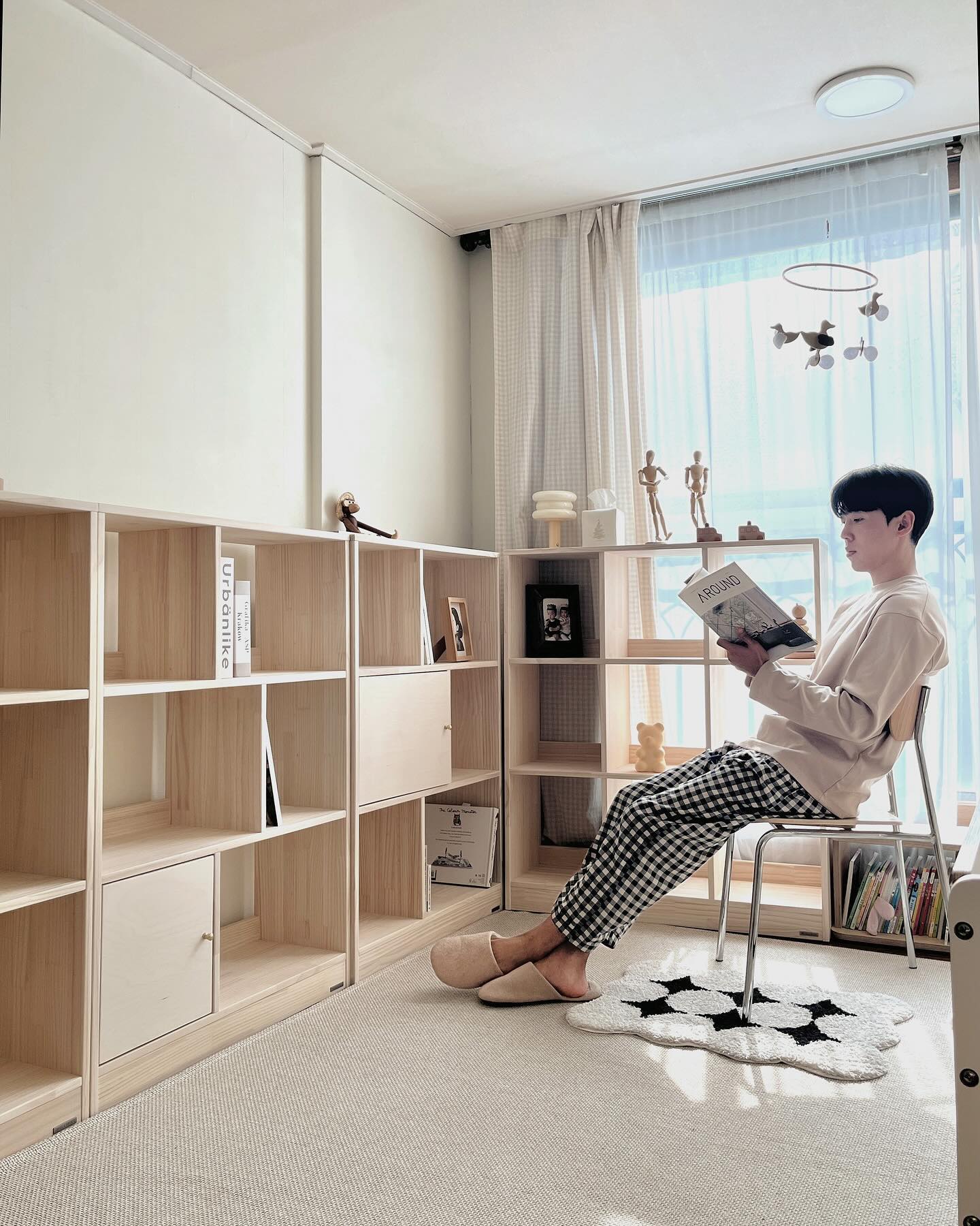 #광고 | milliens_official
저희 둥이들은 책을 정말 좋아하는데요.
둥이파파가 3년 동안 열심히 책을 읽어 준 덕분에
책을 좋아하는 아이들이 되었답니다(남편 고마오..🫡)
밀리엔스 북케이스 수납장이 들어오고 난뒤
저보다 남편이 더 좋아 했는데요.🫶🏼
둥이들 책도 있지만 엄마 아빠와 함께 책을
읽는 공간을 마련하고자 수납장 한칸에는
남편이 요즘 즐겨 보는 도서를 비치해 주었어요 .ᐟ
덕분에 온 가족이 책을 읽는 환경 분위기가 조성되었답니다 !
밀리엔스 시스템 북케이스는 다양한 모듈로
변경이 가능하여 활용도가 너무 좋더라구요 ✨
너무 높지 않아 안정적이고 오히려 거실과 방에
배치했을때 넓어보이기 까지 해요 ⭐️
앞으로도 밀리엔스 북케이스와 함께하는
투박이네 일상 자주 보여드릴께요 🪽
#밀리엔스 #거실서재화패키지 #오늘의집
#밀리엔스시스템북케이스 #아기방꾸미기