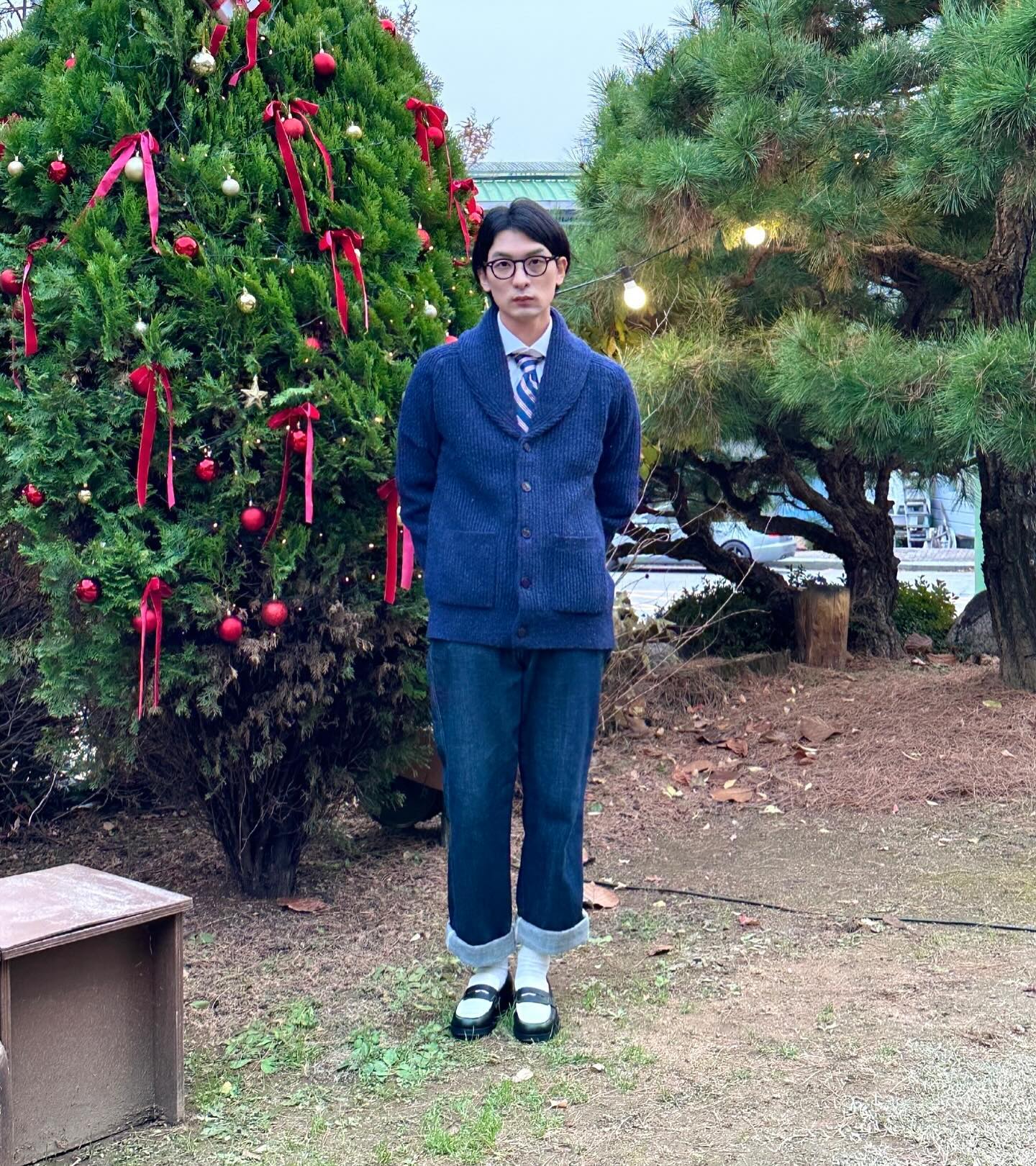 #광고 brooksbrothers.korea

브룩스 브라더스의 클래식 가디건을 소개합니다.

매일 입어도 질리지 않는 가디건은 쉽게 입고 벗을 수 있는 편리성과 별다른 포인트 없이도 깔끔한 이미지를 연출할 수 있는 장점이 있습니다.

나이를 한살 한살 먹어갈수록 클래식한 아이템들을 찾게 되기 마련인데요, 저는 깔끔한 셔츠 위에 타이를 매고 가디건을 덧대어 입은 후 클래식한 페니로퍼로 코디를 마무리해 보았습니다.

개인적으로 가디건을 좋아해서 여름을 제외하곤 모든 계절에 입곤 하는데요, 

깔 별로 다 가지고 있지만 그중에서도 네이비 컬러 가디건은 기본 컬러로 다양한 코디에 활용이 가능해서 더 자주 손이가는 옷입니다.

계속되는 추위 속에서 울 100%로 제작되어 포근한 착용감을 선사하는 브룩스 브라더스 가디건으로 클래식한 코디해 보시길 추천드립니다!
-
#브룩스브라더스 #brooksbrothers #남자가디건 #데일리룩 #가을코디 #겨울코디 #남자코디 #프레피룩 #클래식룩 #아이비 #남자겨울코디 #남자겨울패션 #남자데일리룩 #가디건코디 #classic #classicstyle