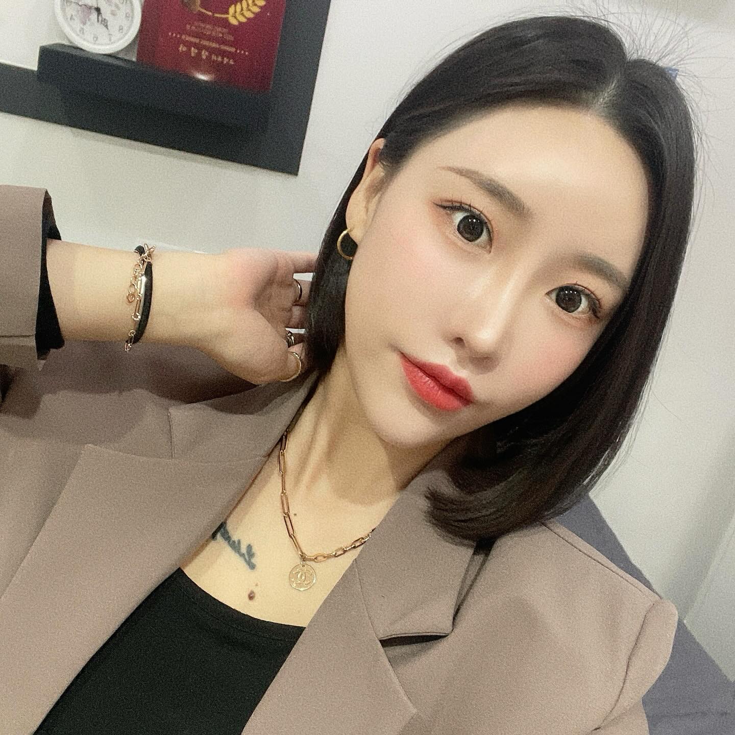 lens_town_official 
✔️ 247이츠 워터밤
• 1DAY - 10p
• G.DIA 13.0mm
• 워터블랙

워터밤 여신 권은비 렌즈로 핫한 투톤렌즈!
자연스럽지만 써클라인을 선명하게 연출!

실리콘 하이드로겔로 촉촉하고 이물감제로!

눈 피로도가 많이 쌓이는 직업인데
장시간 착용에도 부담감없이 편해요👍

⠀
⠀
⠀
⠀

 #247이츠워터밤 #렌즈타운 #브라운렌즈 #블랙렌즈 #원데이렌즈 #렌즈리뷰 #연예인렌즈 #권은비렌즈 #컬러렌즈 #자연스러운렌즈 #렌즈추천 #물광렌즈 #데일리렌즈 #ootd  #메이크업 #메이크업추천 #뷰티 #뷰스타그램 #일상 #소통 #lanbeautymodel #beauty #makeup #cosmetics  #dailymakeup #selfie #daily #lens