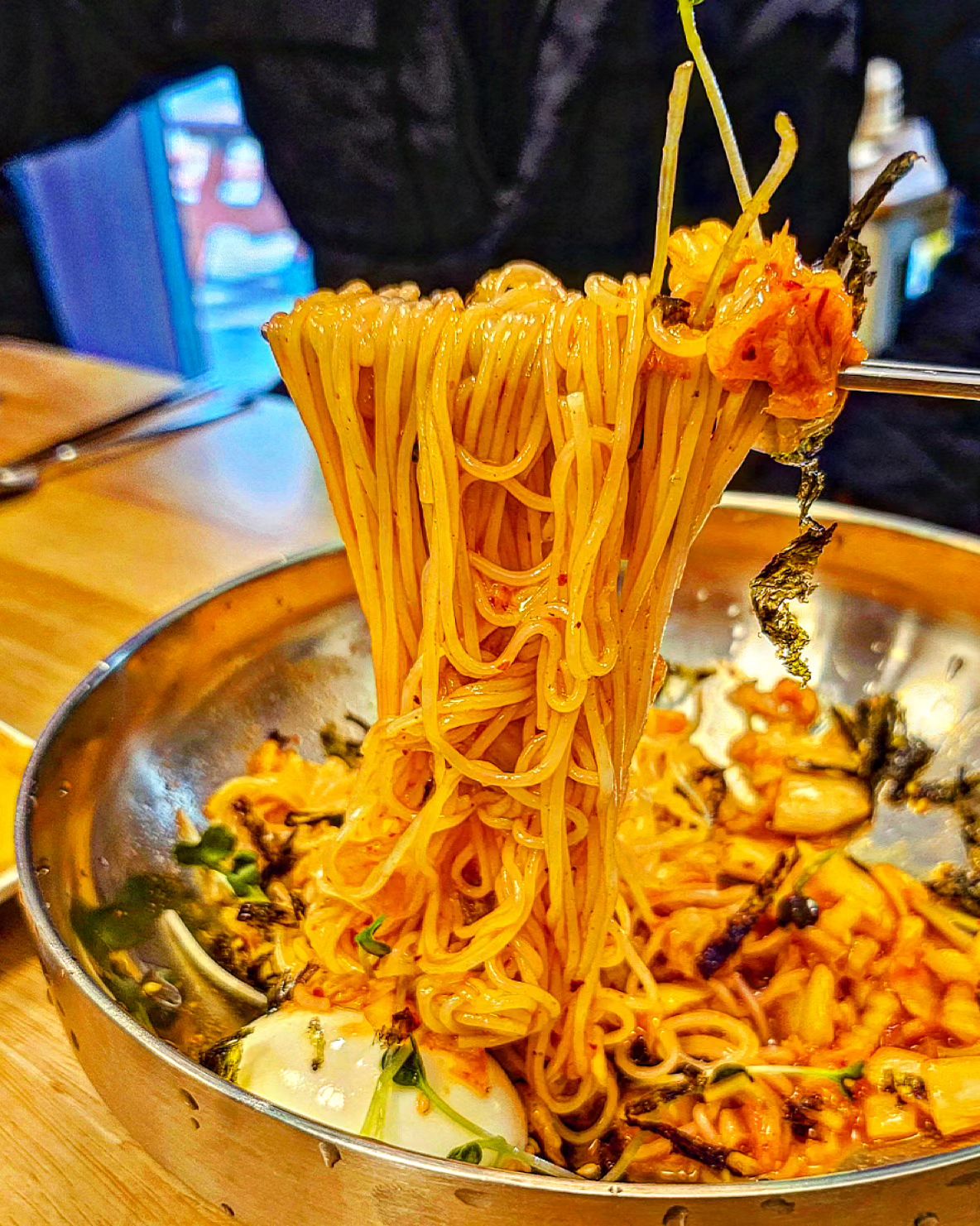 오늘의 귀한 식사 #추억의국수 #주안맛집

사무실 앞 새로 오픈하셔서 방문해본 추억의국수
메뉴는 비빔국수, 잔치국수, 비빔밥 끝✨️

오픈 첫 날이라 지인들이 많이 찾으신 탓인지
밥이 코로 넘어가는지 입을도 들어가는지 모를정도로
어수선했다🥲 비빔국수는 평범햇고, 잔치국수는 아는 맛
비빔밥이 제일 무난하고 좋았던😂

저렴하고 간단한 밥 찾을 때 종종 방문할 것 같네요💙

🔵 인천 미추홀구 주안로 119
🔵 주차 길가나 근처 유료주차장
🔵 자리가 협소하여 합석할수도 있음
🔵 010-7920-7109

#주안밥집 #인천주안맛집 #주안국수 #주안비빔국수 #주안잔치국수 #주안비빔밥 #주안점심 #인천식당