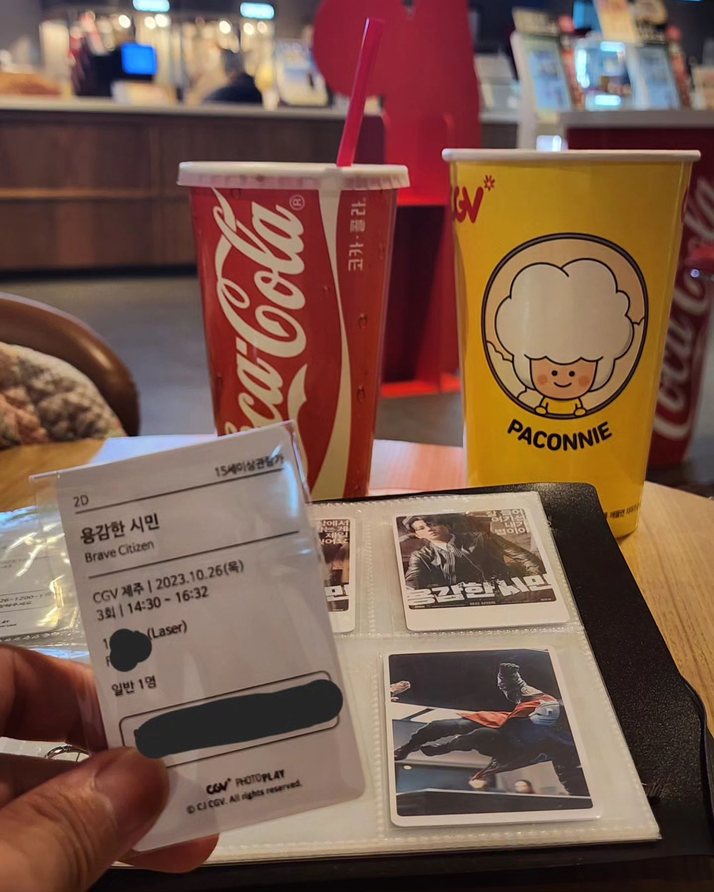늦었지만 업로드!
.
기대감에 개봉하자마자 달려가서 본 영화 중 하나 "용감한 시민"
.
일단 소시민(신혜선님)과 한수강(이준영님) 액션 보는 맛에 시간가는줄 몰랐다..ㅎㅎㅎㅎ
.
학교에서 실제로 일어날법한 상황들에선 이럴 수도 있겠다는 공감과 약간의 무서움이 있었다
.
그리고 일어나지 않을법한 상황들에서는 괜히 해낸것만 같은 뿌듯함과 통쾌함이 짜릿했다.
.
.
비밀아닌 비밀이지만...쿠폰으로 티켓이랑 팝콘 합해서 1만원에 해결한듯..ㅎㅎㅎ
.
인형이랑 포토티켓도 뽑고 하니..생각보다 많이썼네....ㅋㅋㅋㅋㅋ
.
#용감한시민 #용감한시민_CGV관람인증 #영화 #cgv #팝콘 #콜라 #coke #movies