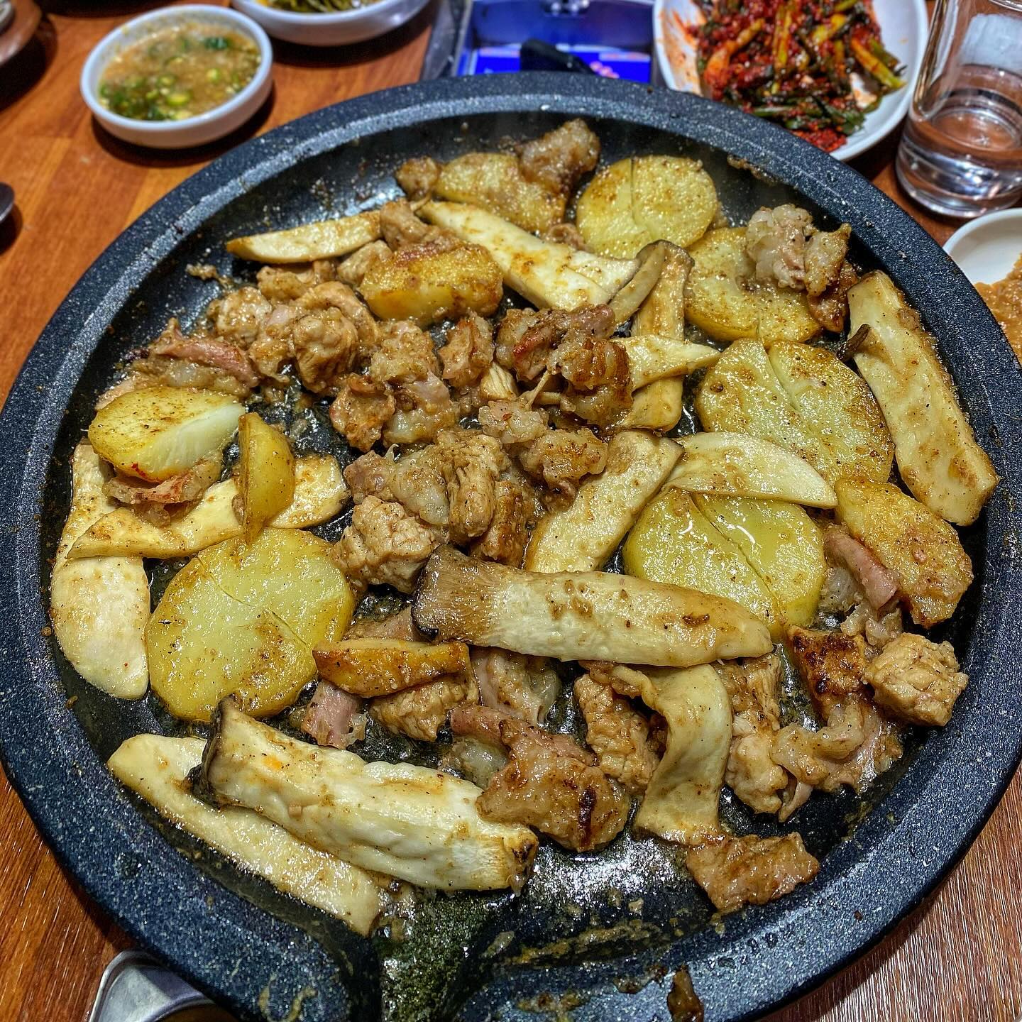 연산동 5번이모양곱창
연산동양곱창센터에서 나와서 따로 가게를 내셨다. 가게는 다찌식으로 된 긴  자리와 4인 테이블까지 있음. 이모님 혼자서 테이블까지 엄청 신경 잘 써주심. 왕왕왕 친절..🩷
비싼 특양도 많이 주시고, 전골도 남는거 없이 다 때려 부어 넣어주심..ㅜ ㅜ 마무리 볶음밥은 또 깨소금 아낌없이 뿌려주시고, 볶음밥 느낌보단 비빔밥 너낌인데 존맛이다!!!!! 밑반찬도 하나하나 다 맛있고 산떠미로 푸짐하게 주심. 1인 1그릇으로 나오는 물김치도 시원한게 최고!!!!!
연산동에서 양곱창 먹는다면 무조건 오번이모양곱창. 번호는 5번인데 맛, 친절은 1번이구려.
.
.
.
#예동_오번이모양곱창
#예동_연산동
#예동맛집
#오번이모양곱창 #5번이모양곱창 #연산동5번이모양곱창 #연산동양곱창 #연산동양곱창맛집 #부산양곱창맛집 #연산동맛집 #연산동술집 #양곱창맛집 #양곱창 #연산로타리 #연산로타리맛집 #연산역맛집 #연산역술집 #부산연산동맛집 #오방맛길 #오방맛길맛집