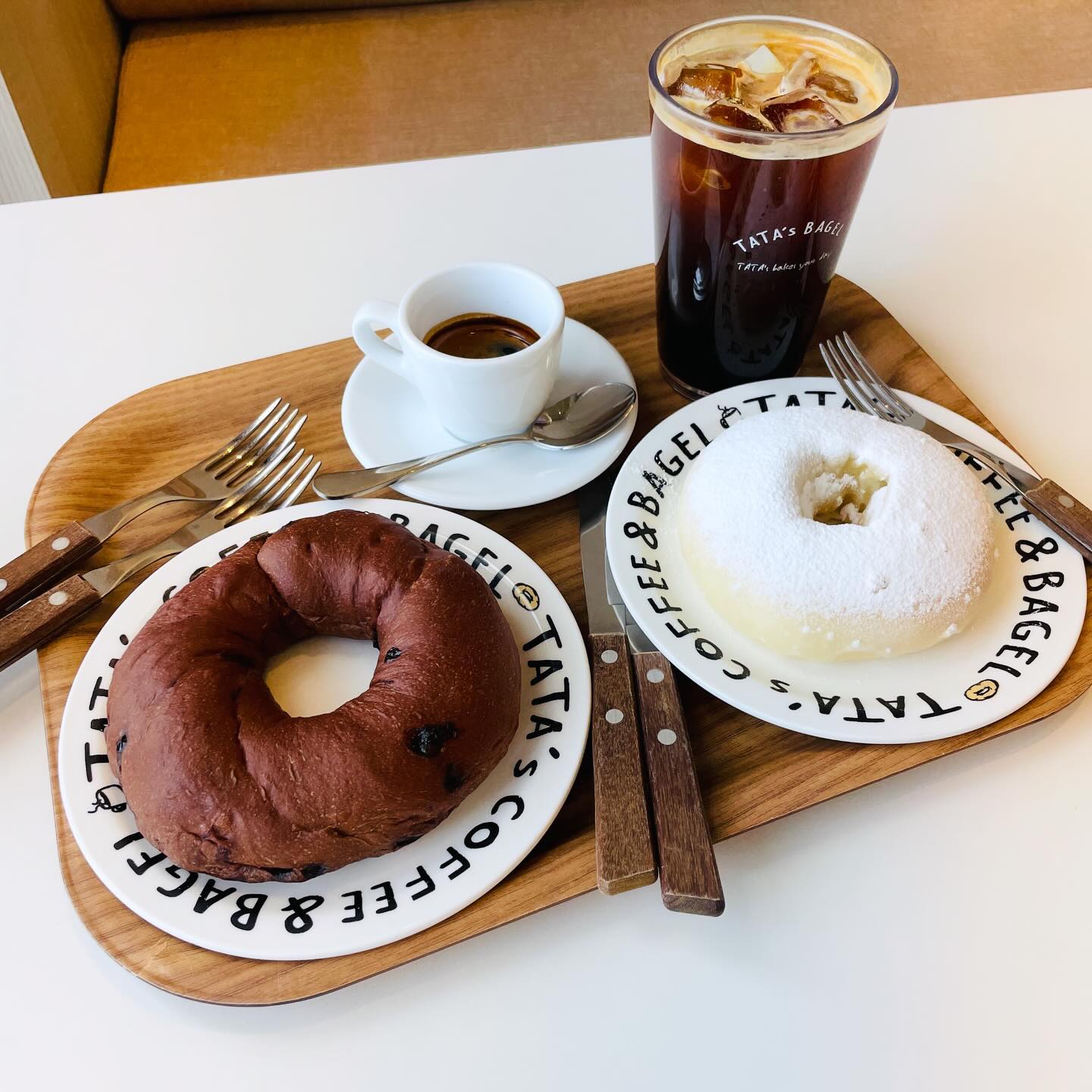 #협찬 

 베이글 맛집이라길래 이제서야 달려가봤는데 ㅠㅠ 너무맛있쟈나… 여기는 아메리카노랑 먹어야 진짜 최고입니다👍🏻🥹 베이글 종류 진짜 많은데 다음에 못먹어본 베이글 먹으러 또 가야징😍😘 리뷰이벤트로 꼭 크림치즈도 받아서 같이 먹어봐요 최고에여😍👍🏻 애들 데리고 가서 그림 그리라고 하고 한잔 마시니 너무좋네….😍😂🤣 잠시 숨돌릴수 있고 힐링했당 최고😘

#리뷰노트
#대전도안동카페 #도안동브런치카페 #도안동대형카페 #맛스타그램 #맛집 #대전맛집 #대전카페 #대전카페추천 #도안동카페 #도안맛집 #좋아요반사 #선팔맞팔 #먹스타그램 #카페스타그램