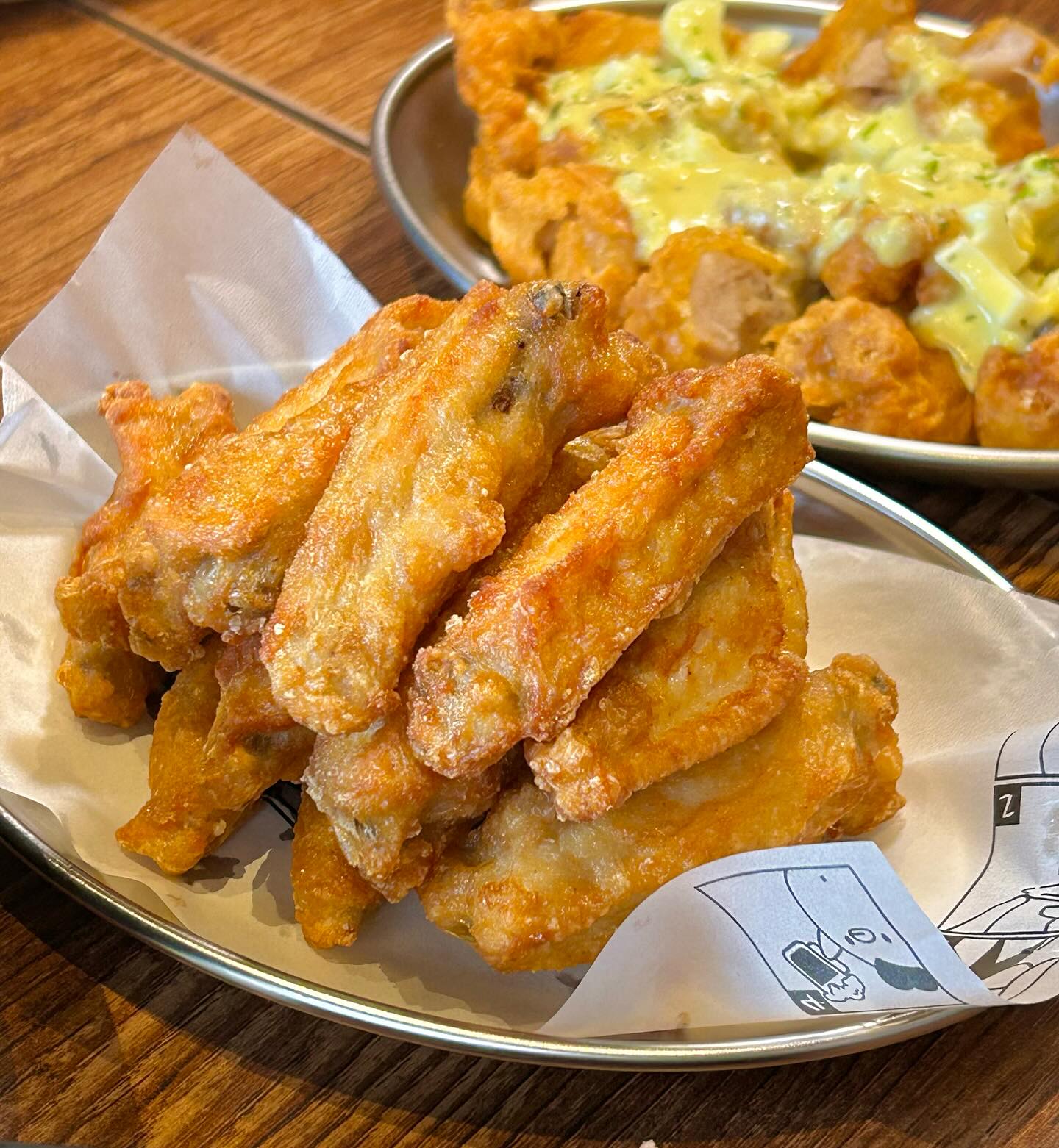 오늘 메뉴🍽️. 생마차

요즘 가장 핫한 술집 생마차에서 먹플루언서 파티가 있어 
다녀왔어요!

생마차는 생맥주를 1900원에 저렴하게 먹을 수 있어요😋

특히 생마차 시그니쳐 메뉴인 테바나카 꼭 드셔보셔야해요!!
육즙 가득이고 부드러워서 맥주 안주로 딱이에요👍🏻
그리고 장갑을 주셔서 먹기 편해요. 

매콤양념오뎅튀김은 매콤하면서 바삭해 맥주 안주로 
찰떡이에요. 

순두부열라면은 매콤해서 술 마실 때 국물이 필수인 분들께 
추천드려요. 
얼큰해서 해장되는 기분을 느끼면서 다시 시작할 수 있거든요ㅎㅎ

한개당 900원인 테바나카 이외에도 천원 단위 메뉴들이 있고 메뉴가 다양해요. 
안주가 다 맛있어서 술이 술술 들어가는 곳이니 여러분들께 
추천드려요🥰

✔️ 주소: 서울 송파구 송이로20길 18
✔️ 4층 테바나카 피라미드: 9,000
✔️ 야끼소바: 12,000
✔️ 명란구이: 7,000
✔️ 순두부열라면: 7,000 
✔️ 매콤양념오뎅튀김: 6,000 
✔️ 생맥주: 1,900

saeng_macha taste_goyang 

#생마차 #테바나카 #신선맥주 #안주맛집 #가성비맛집 #서울맛집 #맛집추천 #술 #안주 #서울맛집 #오늘뭐먹지 #먹플루언서9기 #먹스타그램 #먹스타맞팔 #먹팔 #먹소통 #소통 #먹팔맞팔 #선팔 #선팔하면맞팔 #좋아요 #좋아요반사