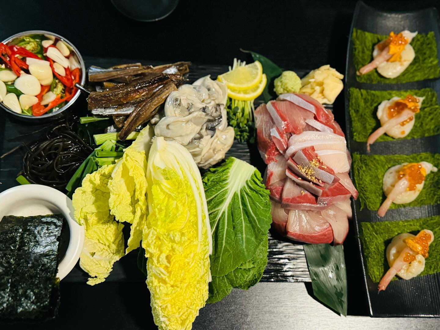 다가오는 이번 주말, 기다리고 기다려온 크리스마스!
어디갈지 다들 미리미리 예약하셨는지,,,? 
아니라묜,,, 겨울 제철 한상 + 로맨틱한 분위기 + 다양한 술 ! 
이 곳은 어떨지..! 
겨울제철음식 처돌이에겐 너무 너무 취저인 곳. 
대방어 + 생굴 +과메기를 한번에,  삼덕동 #만타가오리바시크릿

1. 모듬한판 (대방어+통영생굴+포항 구룡포 과메기로 구성된 제철 3종 SET)
2종으로도 구성 가능. 
좋아하는 것 3개가 모이니 왕왕 맛있다! 대방어는 쫄깃담백하구, 과메기가 진짜 의외로 넘넘 맛있었음. 
과메기는 정말 파는 곳마다 비릿함의 정도가 다른데 과메기 싫어한다던 일행도 본인이 다 먹었음...
(이제 어디가서 과메기 싫어한다고 하지 마시길...과메기 헤이터도 과메기 매니아로 만들어줌)

2. 트러플 단새우 관자 우니 (이거 두번 시킴, 저번에 왔을때도 두번 시킴)
우니를 넘넘 좋아하는 내가 여기 오는 이유. 요거 넘넘 맛있자낭!
와사비 살짝 얹어서 감태로 돌돌 싸먹으면...크으....녹는 중.

3. 맑은 탕 (해장하며 반주하는 사람들에게 추천템)
육수가 부족한 국물러버들에겐 육수보충을 해주심...이거 완전 해장템.

4. 리가토니 (크림 파스타)
지난번에 먹고 맛있어서 또 시킨 크림 파스타. 리가토니면을 좋아해서 맛있는지 몰라도, 약간 맵싸한 크림파스타라서 더더 맛있음!

일단 한번 가면 이것 저것 다 시켜먹어보게 되는 마성의 플레이스임. 
우선 모듬한판으로 겨울 냄새나는 놈들부터 먹어보자!

* 캐치테이블로 예약 가능
* 주차 할 곳이 따로 없으므로 차 버리고 오셈. 
* 내부는 술마시기 좋음. 어둡기도 하면서 느낌 있음.