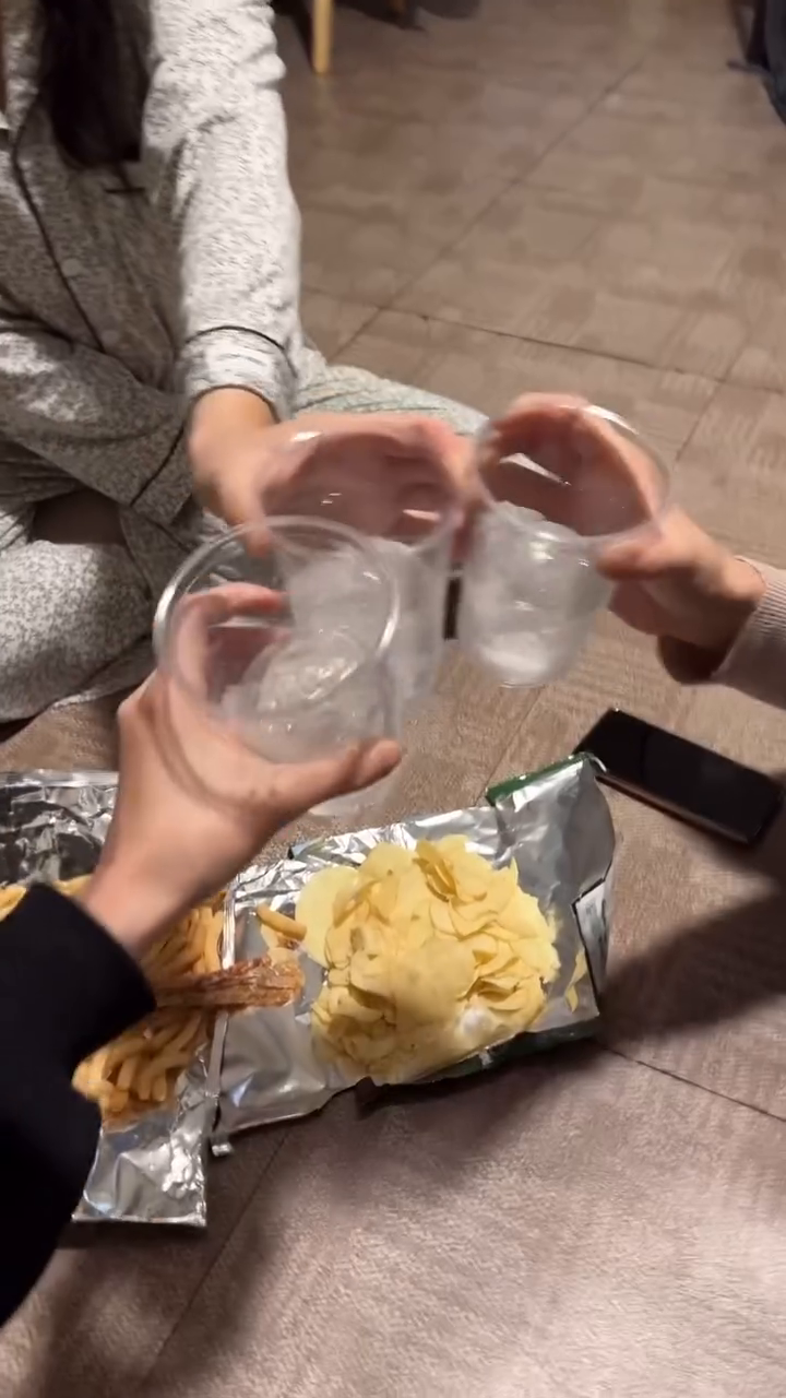 우리 이럴일이냐고 ㅋㅋㅋㅋ
설 전에 애들 데리고 만나고는 대화가 안되니 다시 만나기

할배 할매 새언니 오빠 죄송함돠 
나도 좀 즐겨볼께요

나도 친구들 오랜만이라소👉🏻👈🏻
애초에 외박 생각하고 만남 ㅋㅋㅋ

1,2차 먹고 다 같이 합숙
이렇게 재미날수 없쥐

예신 예랑 내년 5월에 만나잣!!!

#자유부인 #부랄친구 #설 #달려 ㅋㅋㅋㅋㅋㅋ