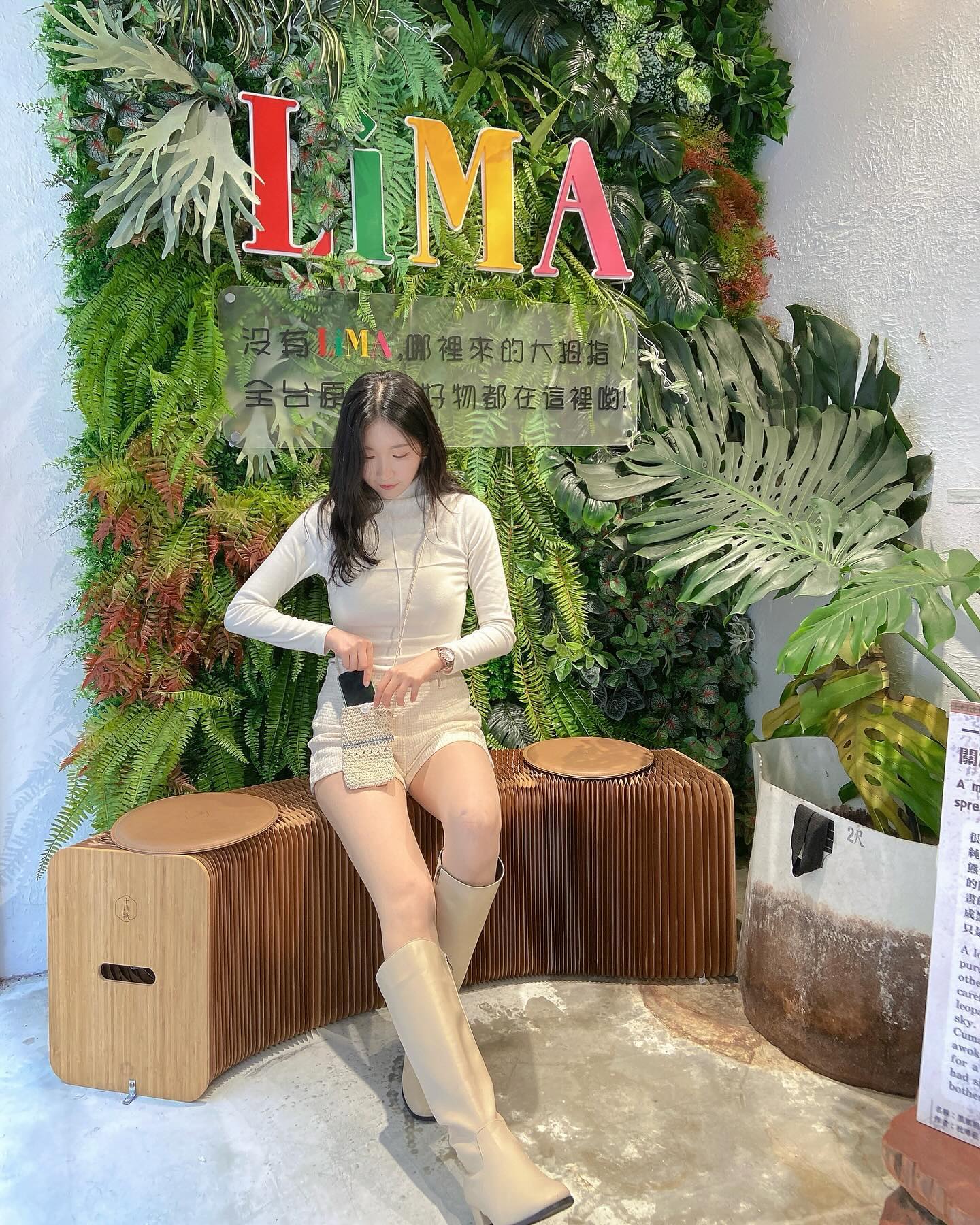 🇹🇼 대만 원주민이 만든 핸드메이드 폰가방 들고 📸 #타이베이소품샵 

타이베이 융캉제에 위치한
대만 원주민 테마 소품샵 ‘LiMA’에 다녀왔어요! 

수제 악세사리, 대만 전통 차, 찻잔, 술, 간식, 식기류 등
이색적인 기념품 선물 쇼핑하기 좋은 곳이에요 🎁

저는 구경하다가 귀여운 폰가방을 사왔는데
대만 전통 문화를 현대적으로 풀어낸 디자인이라
일상에서 사용하기에도 전혀 손색없겠더라구요 

더 많은 기념품 쇼핑리스트 및 자세한 정보는
이전 릴스를 참고해주세요! ➡️

📍 LiMA 原選旗艦店 ciplimatw 🇹🇼

* Sponsored by ROC-CIP
* 해당 콘텐츠는 중화민국원주민족위원회의 지원을 받아 제작되었습니다.