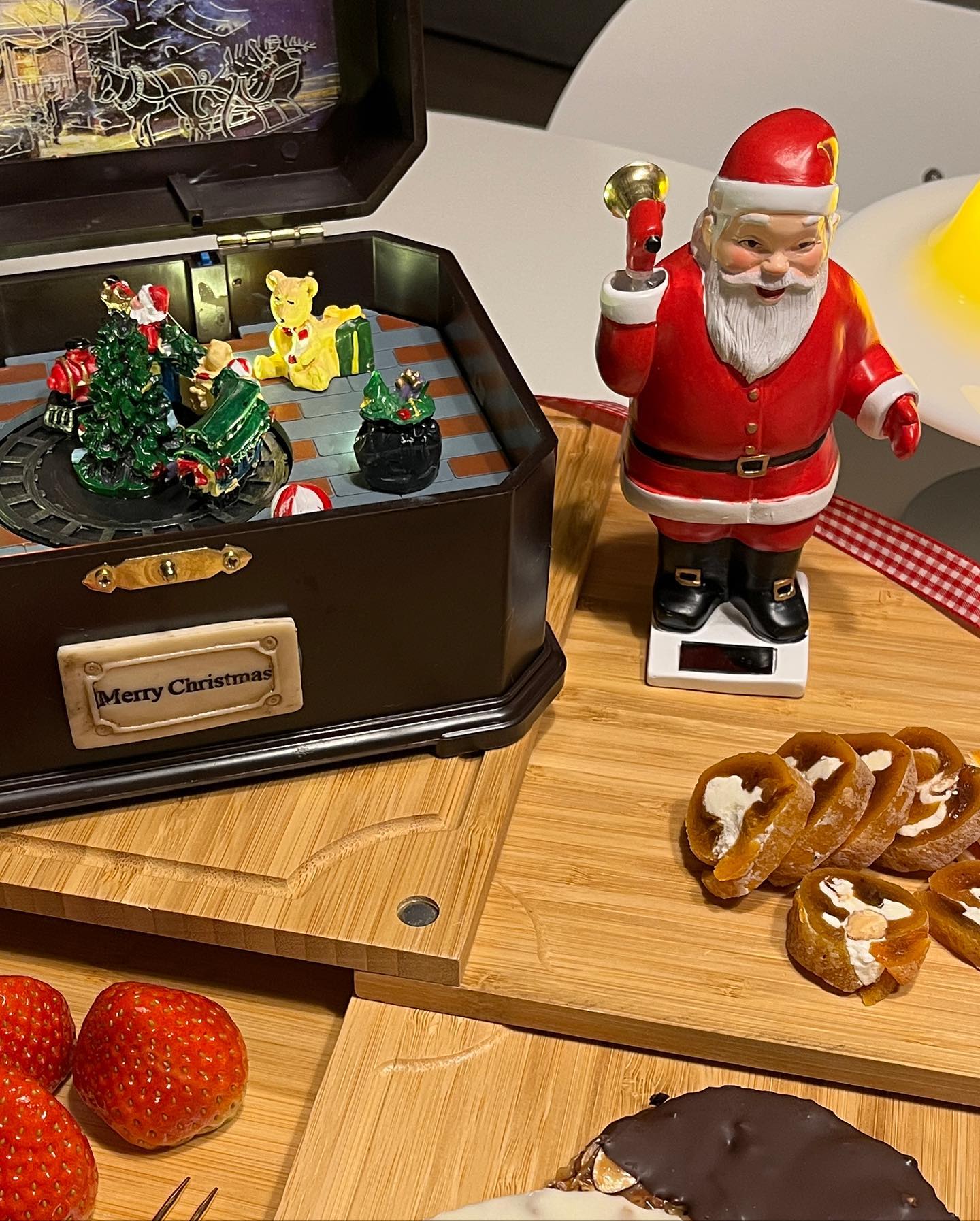 X 🎄

Merry Christmas🎉
매년 남편 생일상과 크리스마스는 직접 요리해서 파티를 하는 편이예요!
이번엔 갑자기 남편이 코로나에 걸려서 이틀은 격리시켰지만,
크리스마스 파티는 포기하지 못하고 같이 요리하고 준비했어요🎄

화이트 크리스마스라 아침부터 기분이 몽글몽글했는데
저녁에 야무지게 연례행사까지 마치고 나니 한해를 잘 보냈다는
느낌이 드네요🫶🏻

모두 남은 2023년도 잘 마무리 하시길🙋🏻‍♀️

(마지막 사진은 파티준비의 희생양 우리집 똥개 박봉자🐶)