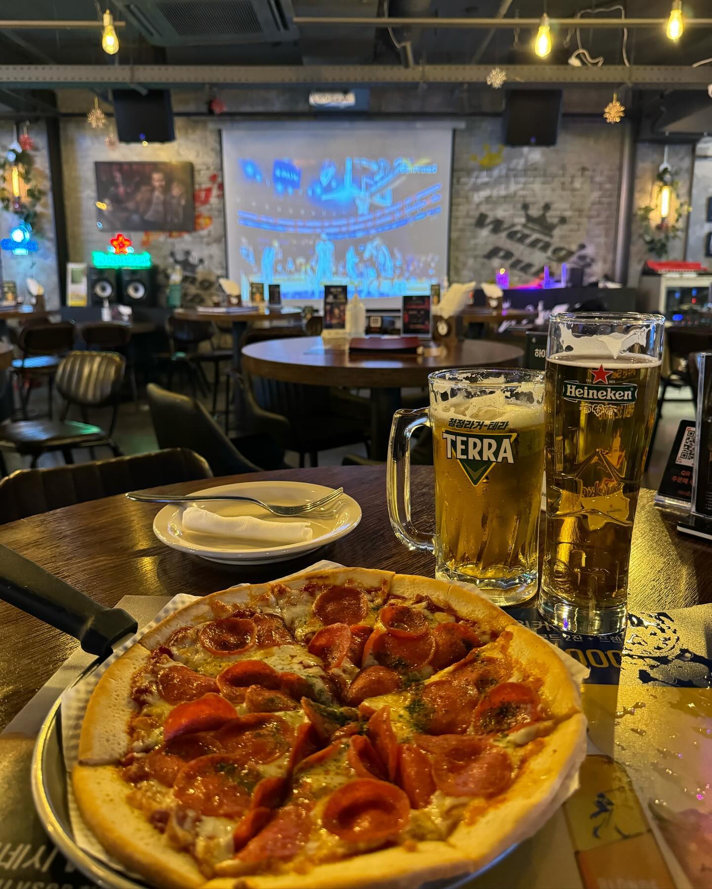 #협찬 강남 왕스펍에서 불금 보내기🍻
어제 축구 보셨나요..? 축구는 아쉽게 비겼지만 다음주에 있는
축구를 재미있게 볼 수 있는 강남 축구중계 펍을 소개드릴게요!
우선 펍이 엄청 큰데 스크린과 티비가 곳곳에 있어서
어느 자리에서도 잘 보였어요 ⚽️ 오늘은 농구를 틀어줬는데
크기가 엄청 커서 재미있게 볼 수 있었어요!! 
축구 야구중계 하는 맛집 찾는다면 강추추👍🏻

그런데 어기가 스크린만 맛집이냐 아닙니다..!
저는 수비드학센이랑 페퍼로니 피자를 먹었는데요~
수비드학센 흔하지 않은메뉴인데 너무 바삭하고 맛있었어요
그리고 페퍼로니 피자...🍕 치즈가 쭈욱 늘어나고 맥주랑 진짜
잘 어울려요 안주도 짱맛! 축구 보면서 맛있는 음식까지..!
다트도 있고 공간이 엄청 커서 단체모임이나 회식도 좋습니당
다음주에 다같이 왕스펍에서 축구보면서 응원해요🍻⚽️