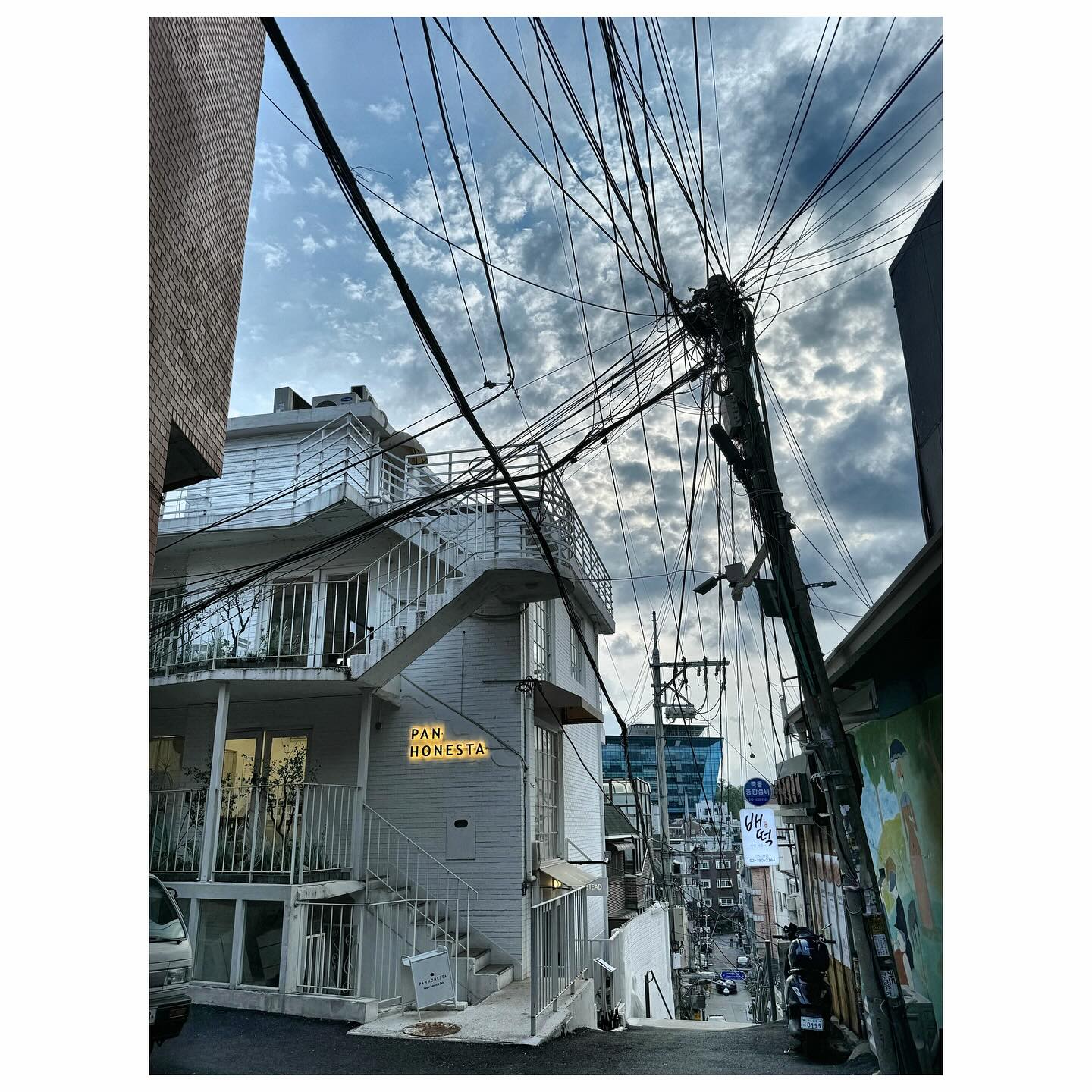 ⠀
주맣지낸 이야기…
그냥 바람쐬러~
바로 올리지 못한 피치못할 사정은
다음 피드에🤪🥹
증말 외롭고 고단하다😭
.
.
#주말지낸이야기 #지난피드 #뒷북업뎃 #그래도 #잘지냈었는데 #먹스타그램🍴 #맛집스타그램 #이태원맛집 #쟈니덤플링 #새우만두🍤 #alpedo #사건사고 # 아프냐나도아프다 #일상기록📷 #소통
