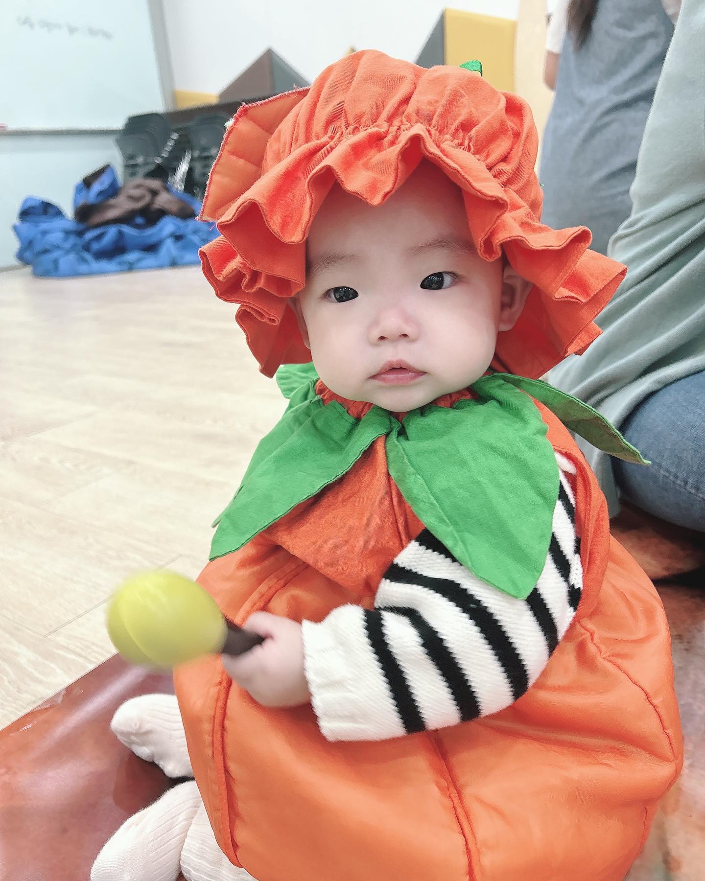 +224ت #문센데이

오늘은 호박이된 새봄이
첫장은 뭔가 마조리카같네ㅋㅋㅋㅋ
촉감놀이 할땐 옆에 친구들이 만지는걸 유심히 보고 만져보는편이다
제일 좋아하는건 마라카스ㅋㅋㅋㅋ 
마지막사진은 오늘 내 최애❤️