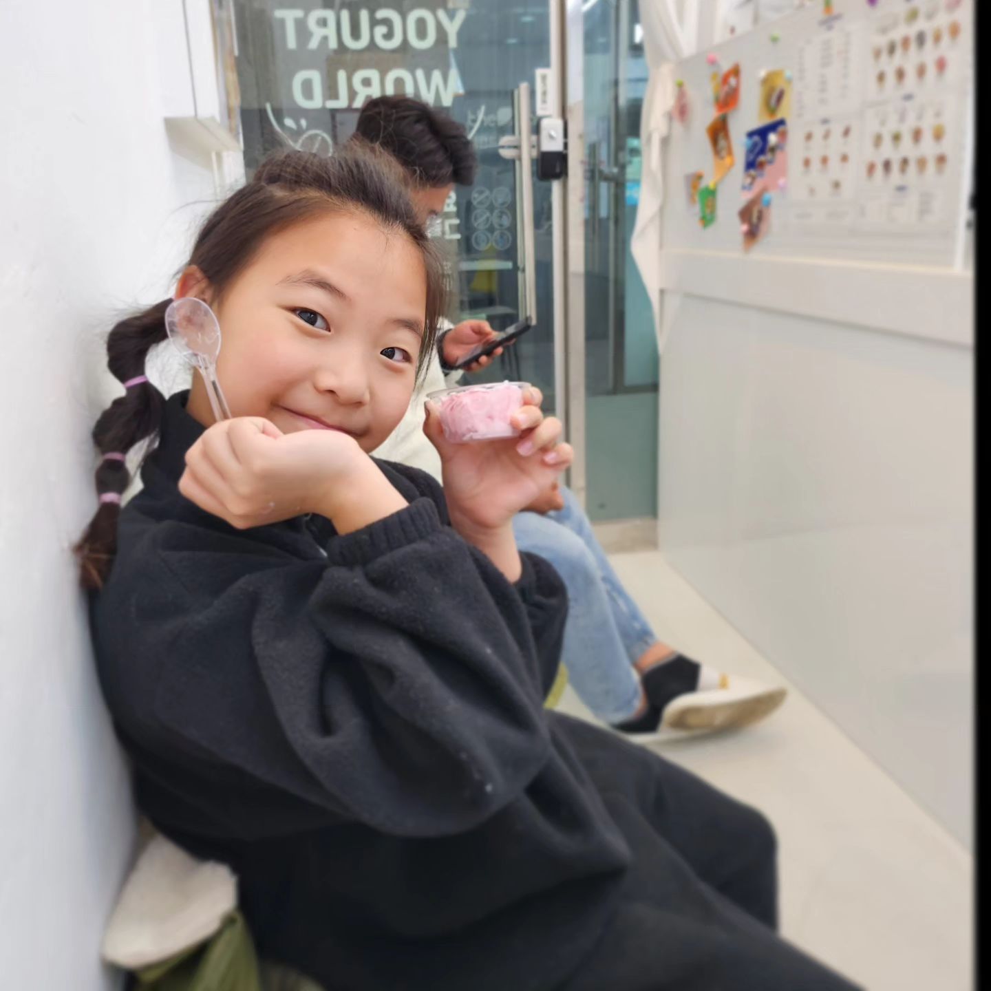 😍 #행벅

이틀연속,
같은 야식 먹깅♡

뭐든 잘 먹어 행복한데~
꽂히면 질릴때 까지 먹는 우리 가족♡

꼭 닮은 우리집 미니미~ 
 ∩∩
(｡･x･)
 OuuO

#행복해 #먹방 #요거트월드 #맛집 #9살스라

◡̈~✧

.