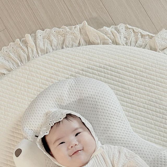  이뽀미🐰 | 육아소통 • 감성육아 on Instagram: "#제품제공 | #이몽

뽀미에게 #옆잠베개 가 생겼어요😆
옆잠베개가 애바애라는 말도 많고, 열이 많은 아기는 태열이 올라오는 경우가 많다고 해서 사용하지 않았었는데 
모모랑 베개는 듀라론 냉감 소재로 태열 걱정 없이 
정말 시원해서 안심하고 사용할 수 있었어요.ᐟ 
이몽에서 최초로 개발해서 특허받은 가슴 안정 벨트는 
모로반사, 등센서도 잡아주고 성장 맞춤 벨트로 
아기 체형에 맞게 조절하여 사용할 수 있어서 더 오랫동안 사용이 가능해요 ❤︎

그리고 눕혀주니까 편안하게 잘 자는 거 보고 
진작 준비해 줄걸 했답니다🥲
사진에서도 보이는 편안하게 꿀쟘자는 뽀미쓰,,💤

양면사용 가능해서 예쁜 두상 만들기까지 가능➰

뽀미와 뽀미맘에게 편안함을 선물해 주신 
이몽 모모랑베개 최고 감사합니다🫶🏻

🏷️ @emong_official"