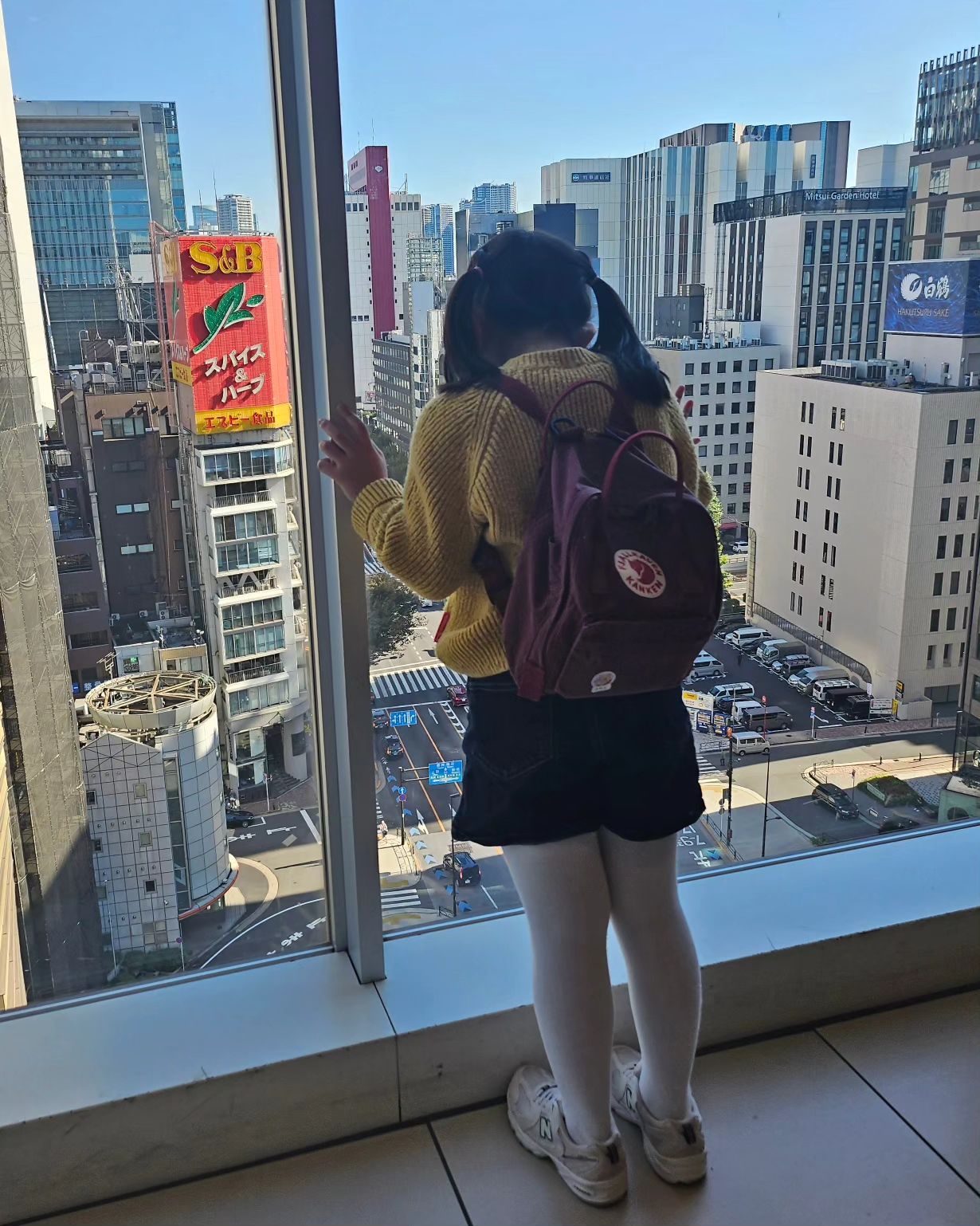 가족여행 마지막날
아침부터 온천갔다가
마지막에 몰아서 쇼핑하는 엄빠덕에 백화점에서 녹아버린 채니.. 
근데 안살수없었따 진짜🥲
그래서 산리오월드도 털고요
면세점가서 세번째 바오바오도 겟하고요
진짜 징하게 쇼핑쇼핑쇼핑하고 왔따
채니는 키즈밀까지 완전 뿌시고 짐은 2배되서 돌아온 우리 
좋지만 힘들...🤣🤣 내년엔 무조건 휴양지가는거다..
4일간 너~무나 행복했다❤️
쓰고놀았으니 또 열심히 벌어야지ㅋㅋㅋㅋㅋ
.
#뒤늦은피드 #가족여행 #도쿄여행 #대한항공 #키즈밀 #일본여행 #알렉산더맥퀸 #바오바오 #셀린느 #행복 #면세점털기 #긴자산리오월드 #돈카츠 #한국으로 #행복했다 #또다음휴가를위해 #열심히살자