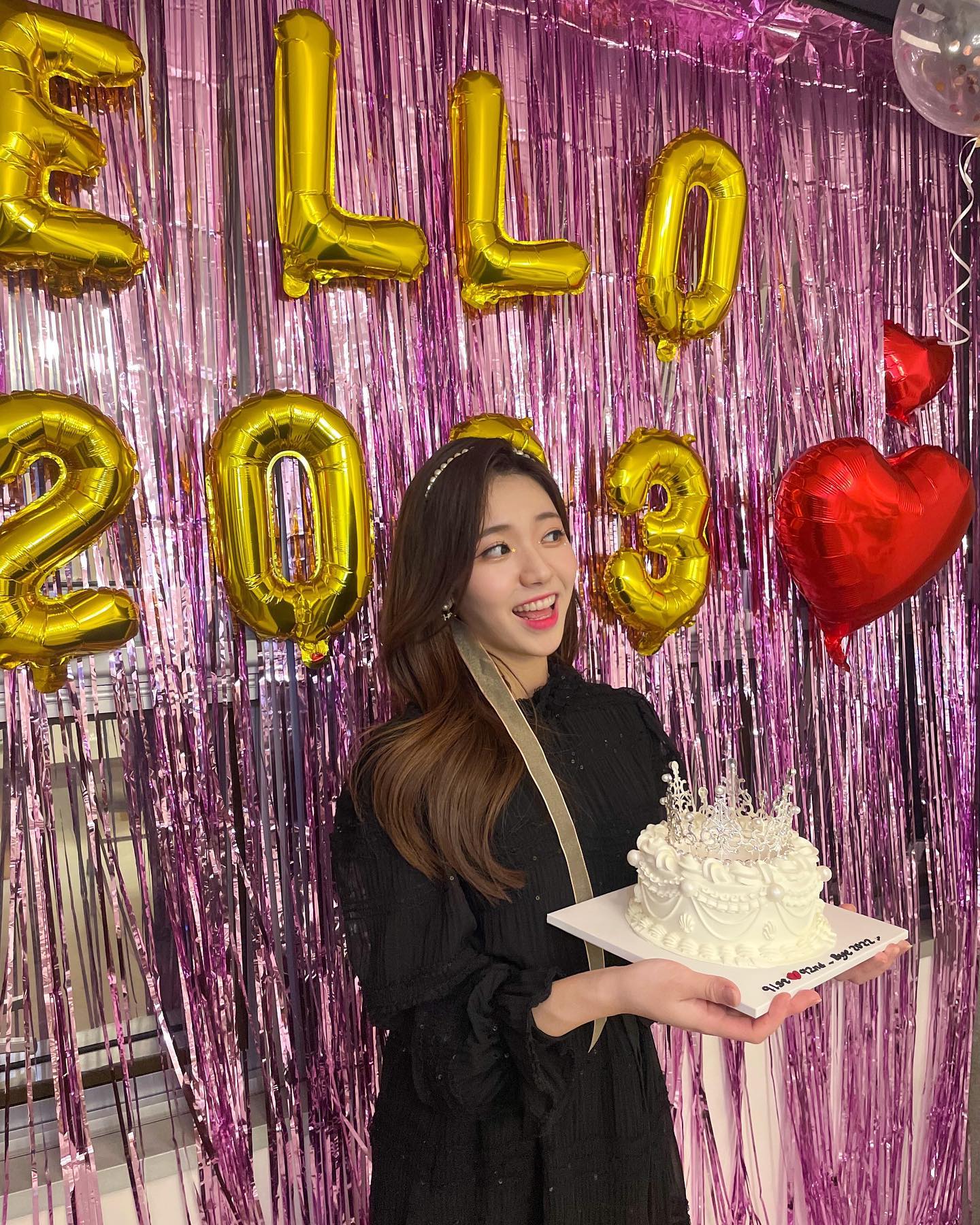 설레는 마음으로 
2023년의 문을 연 게
엊그제 같은데 
벌써 1년이 지나 
2024년을 하루 앞둔 오늘,

1년이라는 길다면 길고, 짧다면 짧은
지난 한 해를 돌아보니
너무나도 감사하고 소중한 기회들이 찾아왔고,
나를 응원해주고 좋아해주고 위로해주는 사람들을 얻었고,
살면서 겪지 않아도 될 일을 겪기도 하고, 
난생 처음 느껴보는 감정들도 느껴보고, 
그러면서 ‘나’ 자신이 어떤 사람인 지도 깨닫게 됐던,
다사다난하지만 행복한 한 해를 보낸 것 같다

가치관은 물론 일상도 많이 바뀌며 
1년 전의 나보다 성장한 2023년🙏🏻

새해에는 마음도 예쁘게 여유있게 갖고
일도 공부도 열심히 해서
지금보다 더 나은 내가 되어있길!

2024년에는 어떤 일이 일어나고 있을 지
또 어떤 사람들과 함께 하고 있을 지
기대되고 설레는 ‘나’

앞으로도 잘 부탁드려요 여러분
올 한 해 고생 많으셨어요!
새해에는 바라는 일이 다 이뤄지길!
#해피뉴이어 ♥️

#2023년 #일기 #새해복많이받으세요 #happynewyear