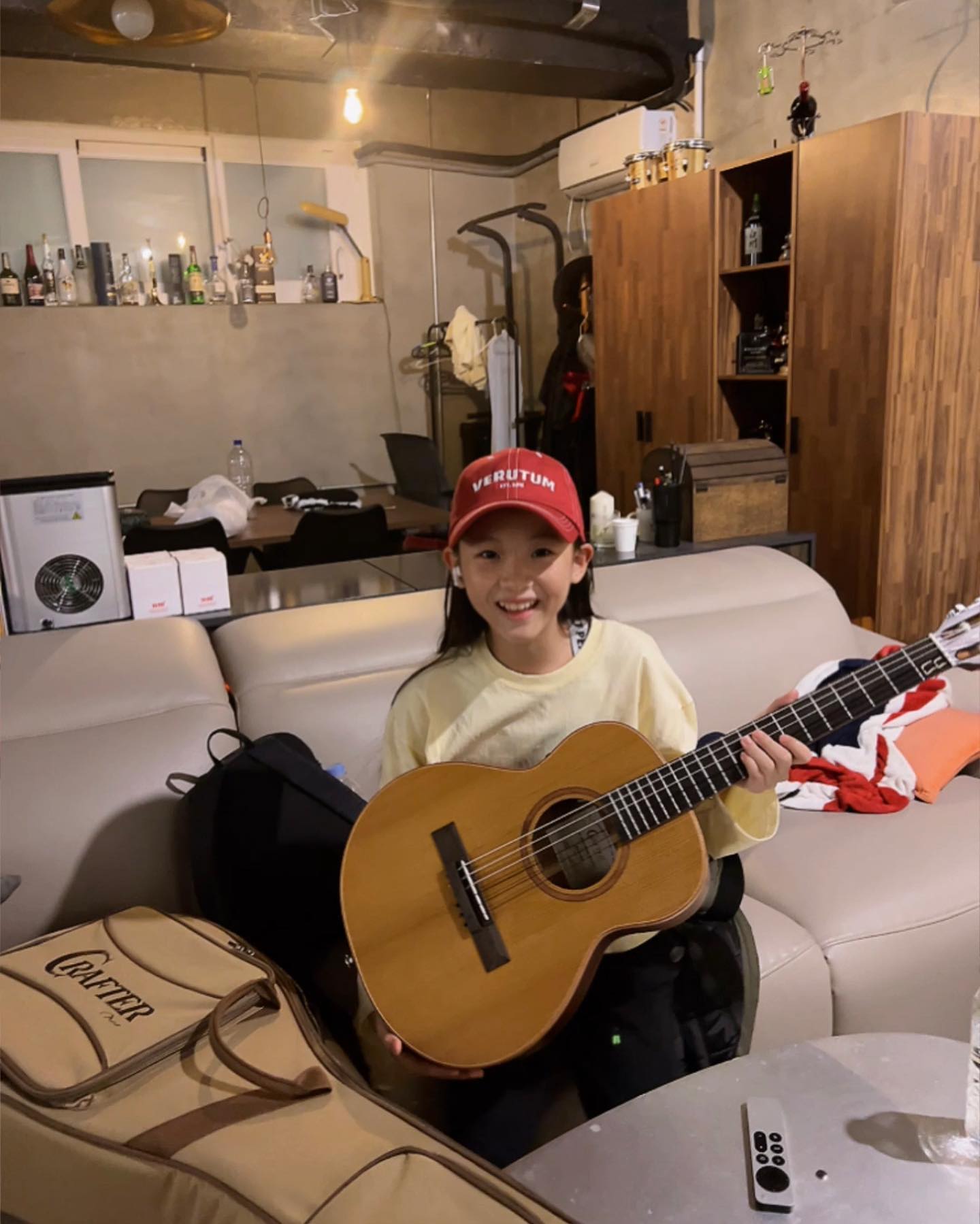 🎸

그르케 좋아? 🤓

이제 너의 기타 연주 소리도 매일 들을 수 있겠네 :D

#선물