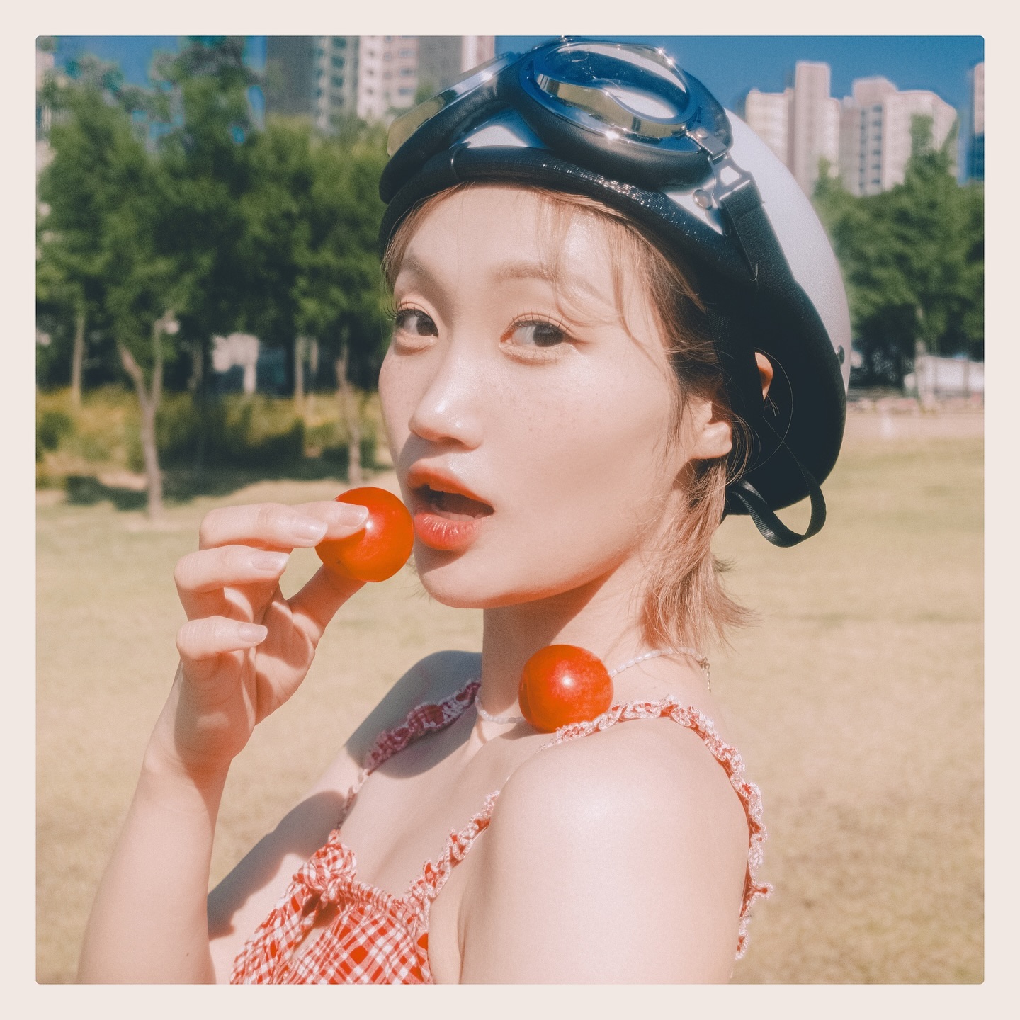 🏷 𝐧𝐚𝐭𝐮𝐫𝐚𝐥 𝐛𝐞𝐚𝐮𝐭𝐲 𝐠𝐫𝐞𝐞𝐧𝐬𝐡𝐨𝐩
——————————————————————
⠀⠀⠀
⠀⠀⠀
#초록물들이다 ✨

하얀부원장님 white_2100 작업물❤️
사진에서 봄🍎여름🍏냄새난다〰️

갠적으로 이런 빈티지하고 아련한 느낌 넘 죠아🫶🏻
의상+소품+헤어메이크업+사진분위기=💓
⠀⠀⠀

10월 예약 50프로 마감되었습니다!
모든!!! 예약문의는 프로필에 있는
‘오픈카톡 링크’로 연락주세용〰️✌🏻

#대구스냅 #대구스냅촬영 #대구스냅사진 #대구스냅작가 #대구스냅모델 #대구스냅추천 #대구웨딩스냅촬영 #대구웨딩스냅사진 #대구웨딩스냅메이크업 #대구프로필메이크업 #대구메이크업클래스 
⠀⠀⠀
⠀⠀⠀
——————————————————————
🏷 ｒｅｓｅｒｖａｔｉｏｎ
⠀⠀⠀ 𝙤𝙥𝙚𝙣 𝙠𝙖𝙠𝙖𝙤 👉🏻 𝘱𝘳𝘰𝘧𝘪𝘭𝘦 𝘭𝘪𝘯𝘬 ♥️
——————————————————————