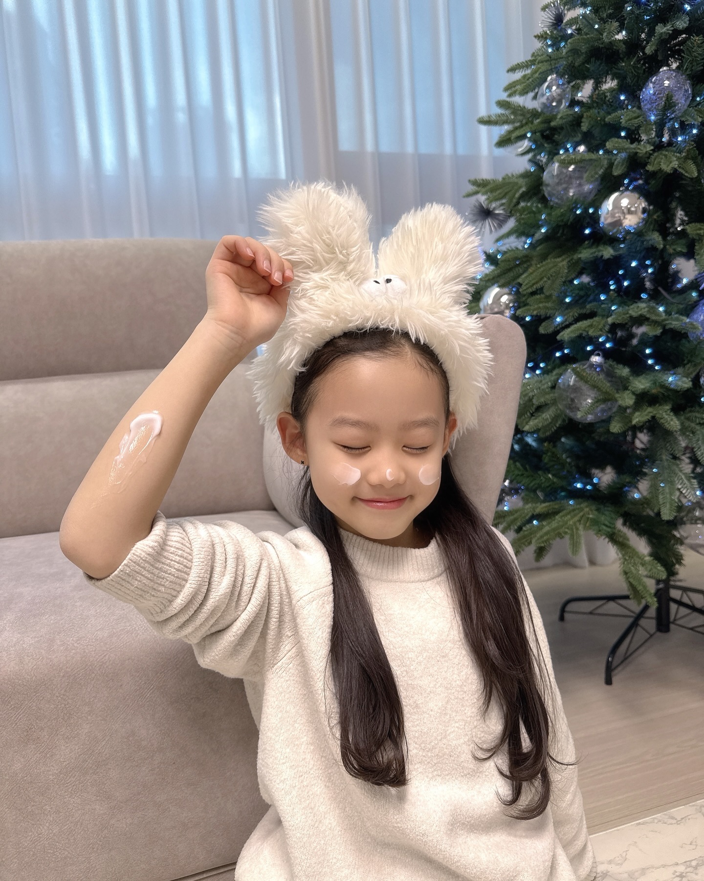 #광고
요즘 육아맘들 사이에서 입소문난 아이로션 키즈토즈 바디로션✨
피부과 보습제와 동일성분으로 보습력이 좋고 호불호 없이 아이들에게 사용하기 좋아 소개 해 드려요! 건조하고 오돌토돌한 아이들피부에 저도 여러 로션들과 소아과에서 판매하는 로션들까지 거의 유목민처럼 다양하게 사용 해 보았는데요!
보습력이 좋은데 찐득이거나 기름지지 않고, 보드럽게 촉촉해지는 실키한 느낌의 로션이랍니다🩵
바디로션이지만 얼굴부터 발끝까지 모두 사용이가능하고,
용량도 넉넉하여 저희는 가족 모두 보습용으로 함께 사용한답니다!
내복까지 입고 다니는 겨울철, 끈적이는 로션 발라주면 아이들도 싫어하고, 그 느낌 아니까~~🫨
감기때문에 마스크 착용하고 다니는 저희 아이들도 얼굴에 로션 챱챱 바르고도 그위에 마스크 착용까지 하는 걸 보고 Oh!
피부과에서 처방되는 제품과 동일 성분으로 만든 보습제로 실제 처방받은 로션과 제형, 향. 보습력등이 비슷하여 Oh! 했답니다 😄!
추운날씨라 몸은 건조하고 피부각질은 하얗게 들떠, 아이들이 먼저 찾아 바르곤 하는데 예민한 첫째도 별말없이 스윽 사용하고 다니는걸 보니 넘 뿌듯! 키즈토즈는 20년간 오직 더마를 연구한 셀퓨전씨 기술력을 근본으로 피부 전문가 부모가 탄생시킨 브랜드 라고 해요.
같은 부모의 마음으로 만들었을거라 생각하니 더 안심이되는 브랜드 였다는 것! 어렸을 때 부터 촉촉하게 아이들 피부관리 함께 해주어요☺️❤️
#고보습로션 #피부과동일성분 #세콜지 #육아필수템 #키즈토즈
#키즈토즈바디로션 #어린이로션