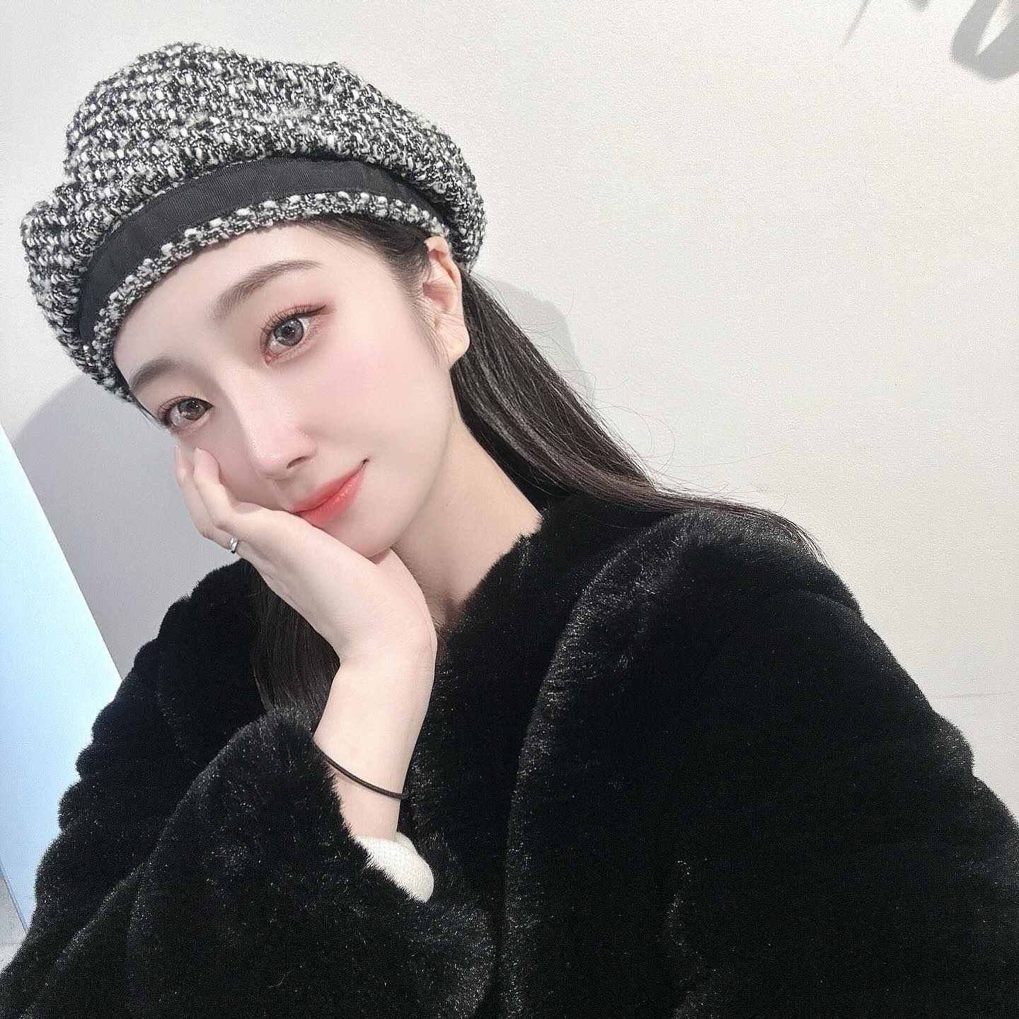 #협찬 인생 첫 베레모 성공적인가요? 😎💕

오늘은 spn_woman 쇼핀 브랜드에서 트위드 베레모를 
제공주셨습니다 🎶

베레모가 예뻐서 그런지 사진이 잘찍힌거같아요..🥹💗

◾️울 소재로 포근한 무드와 탄탄한 내구성을 자랑해요🫶🏻
◾️또 데일리하게 쓸수있어 손이 자주간다는점 
◾️트위드 원단이라 세련되고 고급진 장점이있어요!! 짱예쁘죠

포인트로 코디하기 너무 좋고 트위드 코디해도 이쁠것같다고 생각했어요😎

이번 겨울 데일리하게 , 트위드 베레모 어떠신가요 다들 🎶
연말룩엔 역시 화려한게좋아.. 🐰💕

#쇼핀 #트위드베레모 #베레모 #겨울베레모 #겨울모자 #울베레모 #베레모추천 #모자추천 #패션코디 #패션피플#데일리코디#코디추천#모자코디#베레모패션#코디스타그램#패션#패션모델#겨울코디#트위드#패션그램#데일리패션#데일리#오늘의코디#코디룩#여자코디#모자