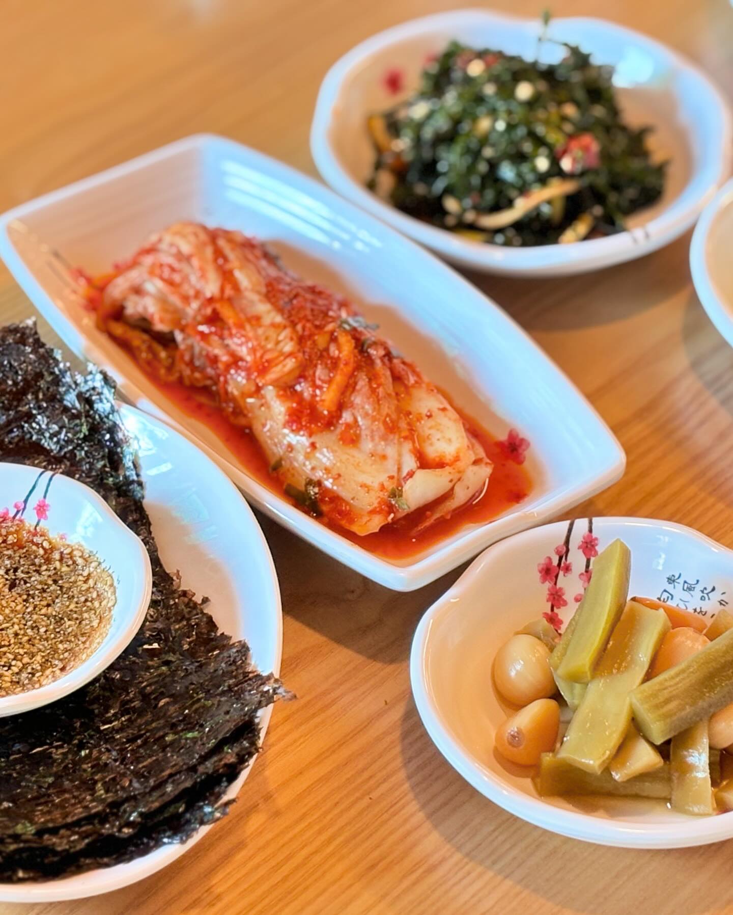 엄마랑 올만에 데이트.
3,4일 내내 집에 있으면서 엄마밥 먹고 급 나가서 엄마랑 데이트.
뜨끈한 백숙 먹고싶었는데 1인백숙도 팔기에 1인백숙 픽.
앗근데 여기 사장님 꼬꼬촌,궁물촌 등 포항에서 돈 쓸어담는다는 그 사장님이시잖아….ㅋㅋ
올만에 갔더니 사장님 얼굴 더 좋아지셨네. 역시 금융치료 짱!!
#포항맛집 #이동맛집 #맛집스타그램 #꼬꼬촌 #이동꼬꼬촌 #백숙맛집 #나중에가족회식해야겠다