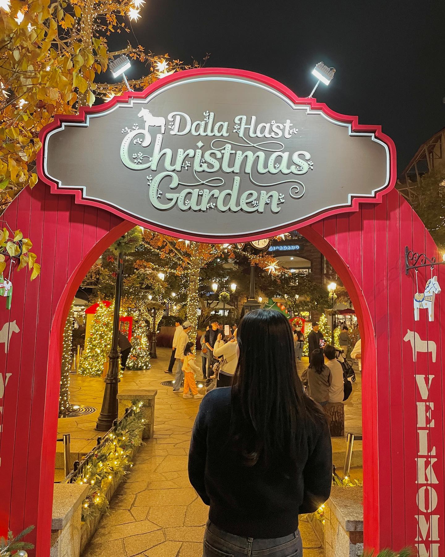 시흥에서 느끼는 크리스마스🎄

서울에서 1시간도 안걸리는 곳이에요‼️
낮보다 밤이 더 예쁜곳으로 해질녁쯤 가면 노을 + 야경까지 즐길 수 있는 곳🥹

쇼핑부터 밥과 카페까지 한 번에 해결할 수 있어서 가족 단위 방문객도 많던곳!

수도권에서 느끼는 겨울 감성을 원하신다면 방문 어떠세요〰️⁉️

📍#시흥프리미엄아울렛 
✔️ 경기 시흥시 서해안로 699 시흥프리미엄아울렛
✔️ 주차 : ⭕️ 
✔️ 동절기 평일 : 10:30 ~ 20:30
동절기 주말 : 10:30 ~ 21:00