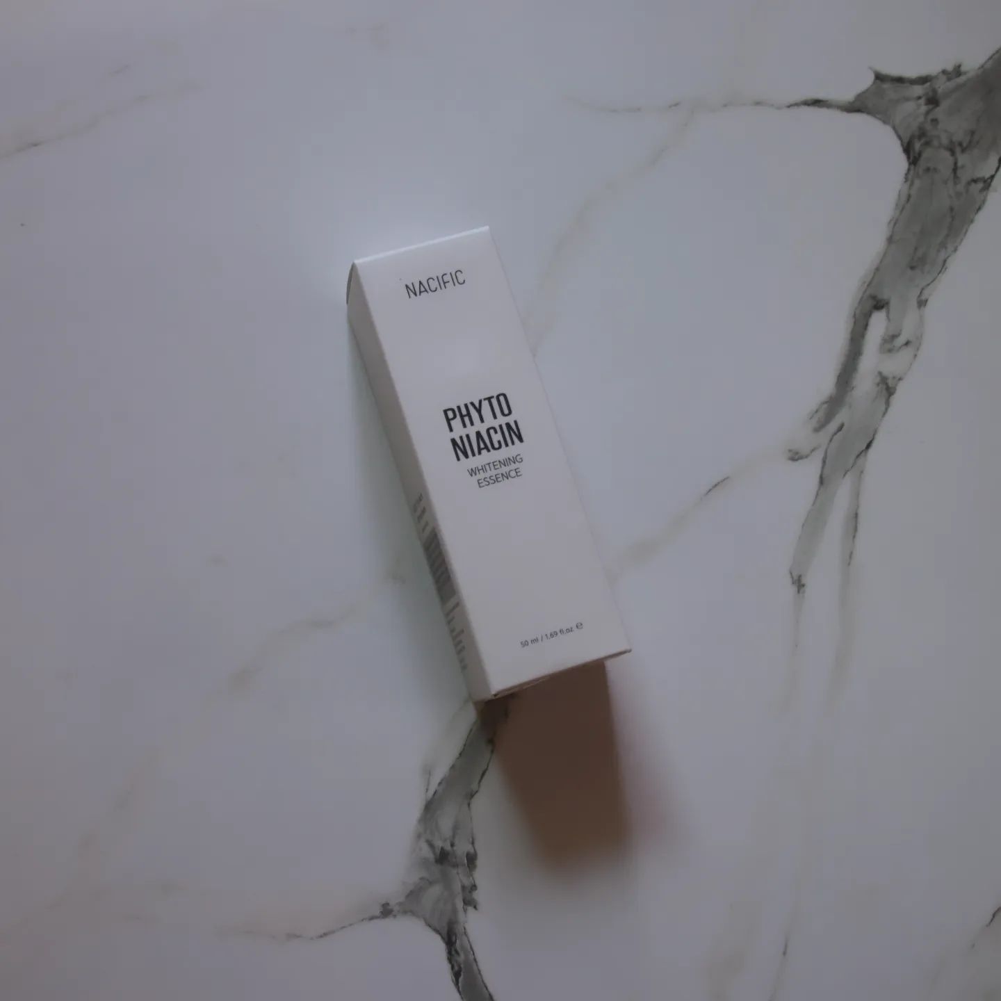 ✨피토 나이아신 화이트닝 에센스✨를 써봤어요! 🌟

이 에센스는 미백 효과가 뛰어나요. 정제수가 아닌 밤부사 불가리스 추출물이 들어있어 칙칙하고 건조한 피부를 환하고 촉촉하게 가꿔줘요. 나이아신아마이드 5% 함유로 미백에 도움을 주고, 비타민 C 유도체가 함께 작용해 피부톤을 개선해준답니다.

4주간 임상시험을 거쳐 효과가 입증된 믿을 수 있는 제품이에요. 투명하고 맑은 워터 제형이라 끈적임 없이 빠르게 흡수돼요. 발림성도 부드럽고 촉촉해 피부에 광채를 더해줘요. 쫀쫀하고 순한 성분으로 속건조를 잡아주는 에센스라 사용하면 할수록 얼굴이 뽀얘지고 톤이 달라지는 걸 느낄 수 있어요.

여름철 칙칙해진 피부를 건강하고 환하게 되살려줘서 꾸준히 사용하고 있어요. 건조함 없이 촉촉함이 오래 지속되는 수분 가득 에센스, 정말 추천해요! 💧🌿 #협찬 #네시픽#nacific#뷰티#협찬#조명에센스#에센스#나이아신아마이드#히알루론산#미백#스킨케어#세럼추천#brighteningcare#moisturzer