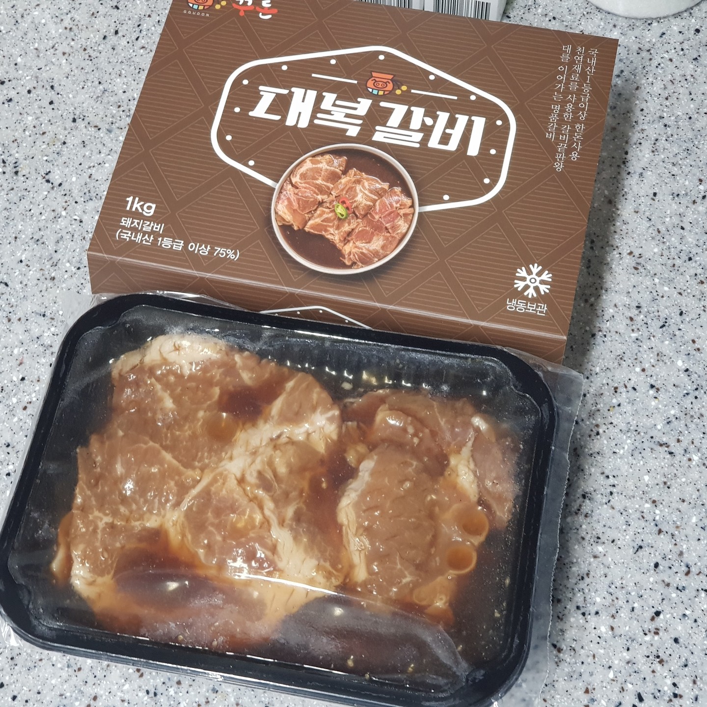 .
추천받아서 주문한 대복갈비
대구 돼지갈비 맛집 꾸돈에서 나온 밀키트래
국내산 1등급 원육을 원재료로 하고
거기에 양념까지 진짜 맛있더라고?
집에서 간편하게 먹기 최고였음
돼지갈비에 흰쌀밥 이 조합이면 말다했지
남은건 볶음밥으로 해먹어도 꿀맛
.
#국내산돼지갈비 #갈비찜 #한돈 #양념육 #캠핑음식 #집들이음식 #양념갈비 #아이반찬 #돼지갈비 #돼지갈비양념 #집에서간단한요리 #대복갈비 #명절선물 #갈비 #갈비맛집 #꾸돈 #수제갈비 #수제돼지갈비 #켐핑바베큐 #밥반찬 #대세밀키트 #글램핑요리