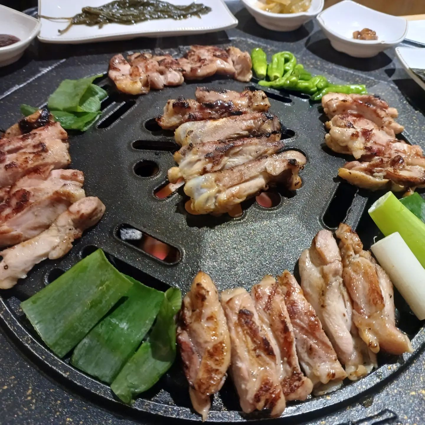 수능치른 예비대학생 엄마 셋이 신년회~
대파와 함께 먹는 닭갈비 넘 부드럽고
불맛 제대로라 황홀한 맛..!
여기로 안내한 동생이 쏴서 더 맛나고
뒤에 온 언니가 주문한 트러플오일관자
첨 먹어봤는데 진짜 맛있다~~♡

#팔각도회기점 
#회기역고기집 
#경희대닭갈비 
#불맛 
#닭갈비맛집 
#육질최고 
#회기역맛집