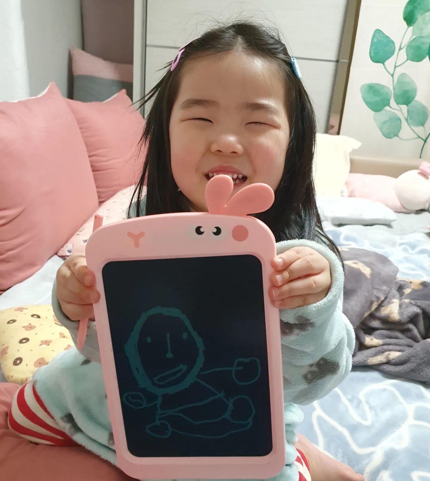 #미술#시작해야하나

엄마얼굴 치마입고 되게 편안하게 앉아있음 뱃살가리기

아빠얼굴 얼굴크고 안경쓰고...외계인이라며 발이 셀 수가 없음 ㅎㅎ

나는 고슴도치라 그런지 3세 미술학원이 있나
알아볼까 하다가..
그정도는 아니라고 현실직시

스케치북에 끼적이라고 하기

스케치북을 더 사줘야겠다.

(+엄마의 길죽얼굴..단추눈크기ㅠ 그러나 코 높게 그려줘서 고마어)

♡♡♡