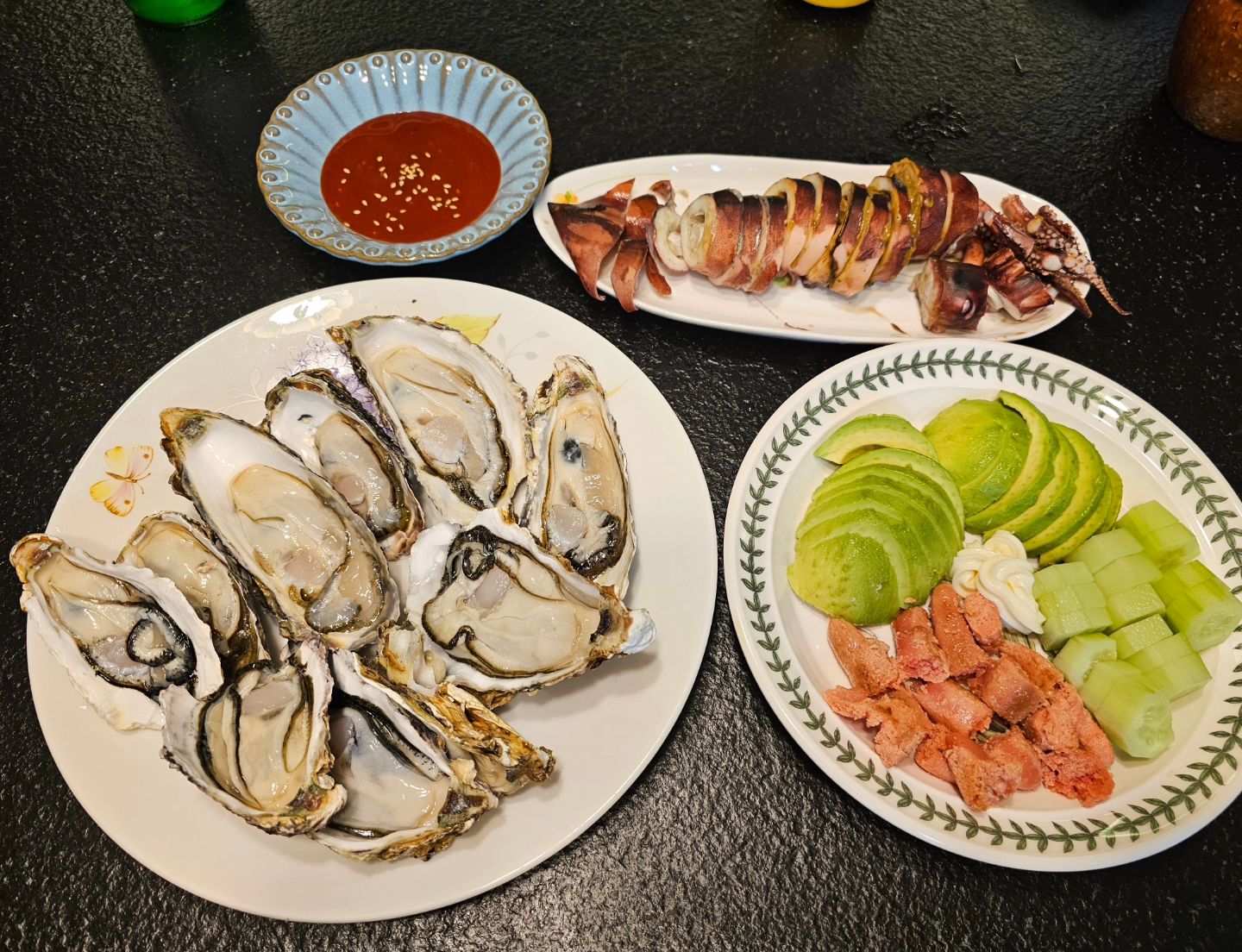 불금 집에서 즐기기~
오늘은 수산으로 한상가득!!
싱싱한 석화,오징어통찜,아보카도명란구이
술이 술술 넘어가네요!!
올 한해도 얼마 남지 않았네요~
다들 마무리 잘하세요!!

#불금 #해산물파티 #석화 #오징어통찜
#아보카도명란구이 #2023마무리