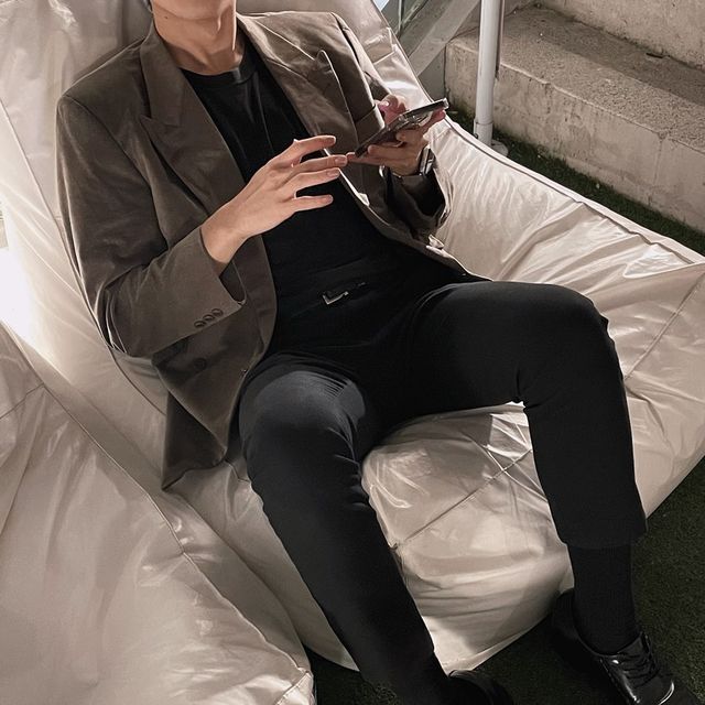 元 on Instagram: "옷 사러 가야겠어요 😑"