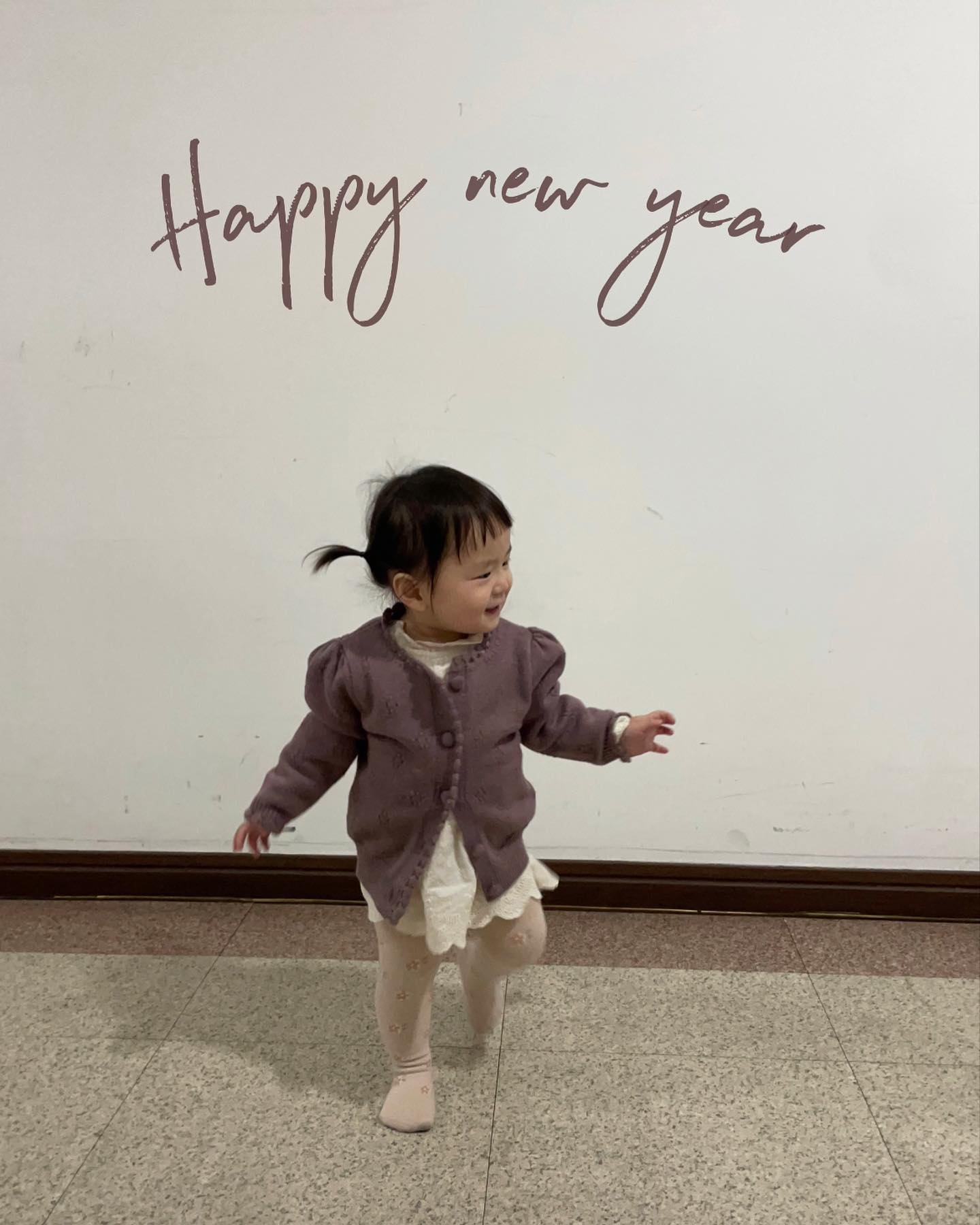 𝟱𝟮𝟭𝗱𝗮𝘆𝘀 (𝟮𝟰𝟬𝟮𝟭𝟬)

새해복많이받으세요💞

함께하지 못하는 설날이지만, 마음이 너무너무 풍요롭다
엄마 병문안 온 민이💘 너〰️무 보고싶어서 안자마자 눈물이났다
그러거나말거나 신발없이도 어디든 뛰뛰하는 우리 딸랑구