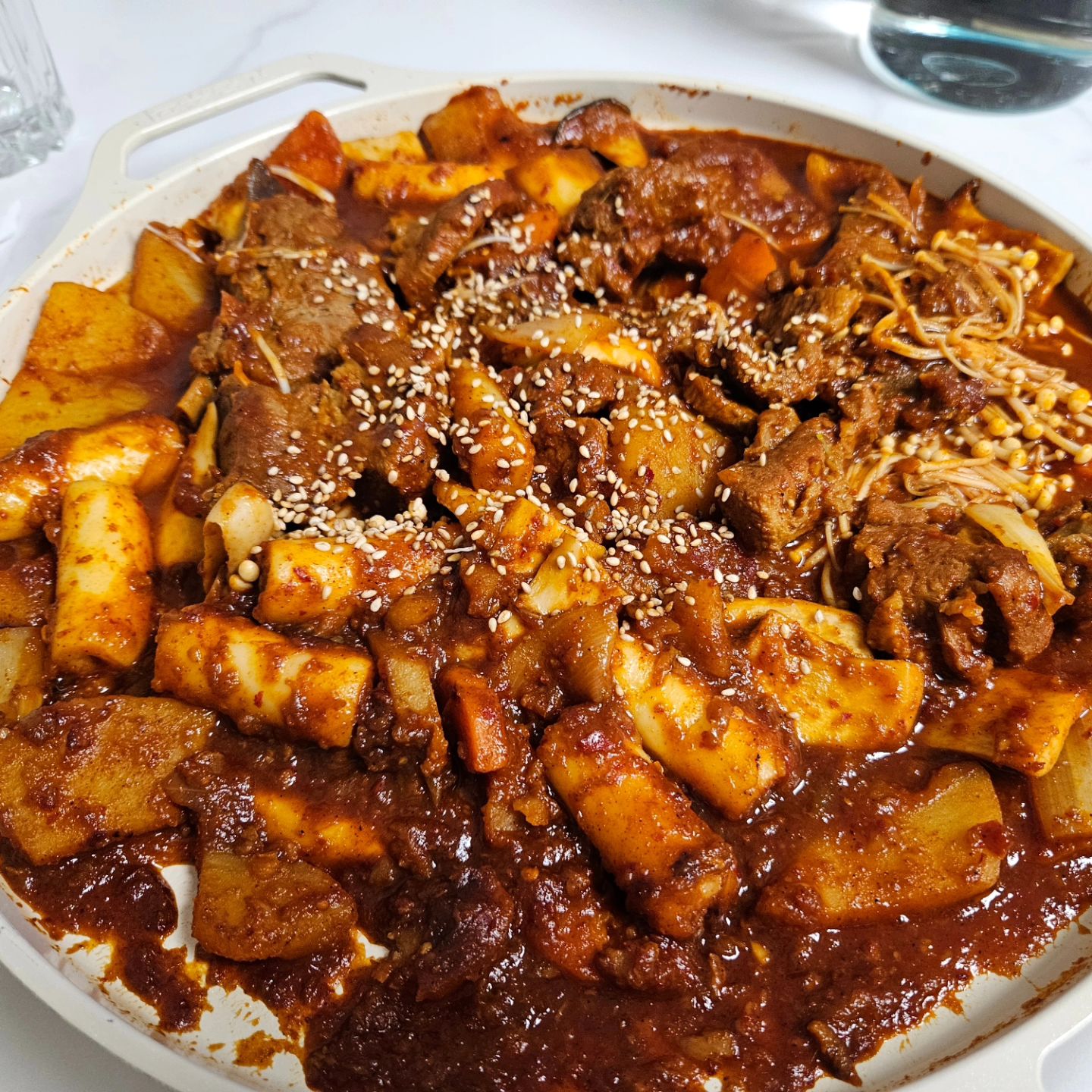 #어물전 
대구 맛집이라 소문난 어물전에서 밀키트를 주문해봤어요☺️ 일단 양이 진짜 푸짐푸짐해서
3~4명이서 나눠서 먹어도 된다는 사실❗️❗️
진짜 양이 푸짐해서 맛있었어요🩷
그리고 매콤한 양념이 입맛을 돋우면서 밥 두공기는 뚝딱!! 국내산 돼지갈비를 이용해서 만든 밀키트라서 더 좋았다는!! 마지막 볶음밥으로 마무리까지 하면 👍 
캠핑에서 집에서 맛난 밀키트 먹고 싶다면 추천해 드립니다!

 #대구어물전 #밀키트 #밀키트추천 #캠핑밀키트추천 #매운돼지갈비찜 #국내산매운돼지갈비찜