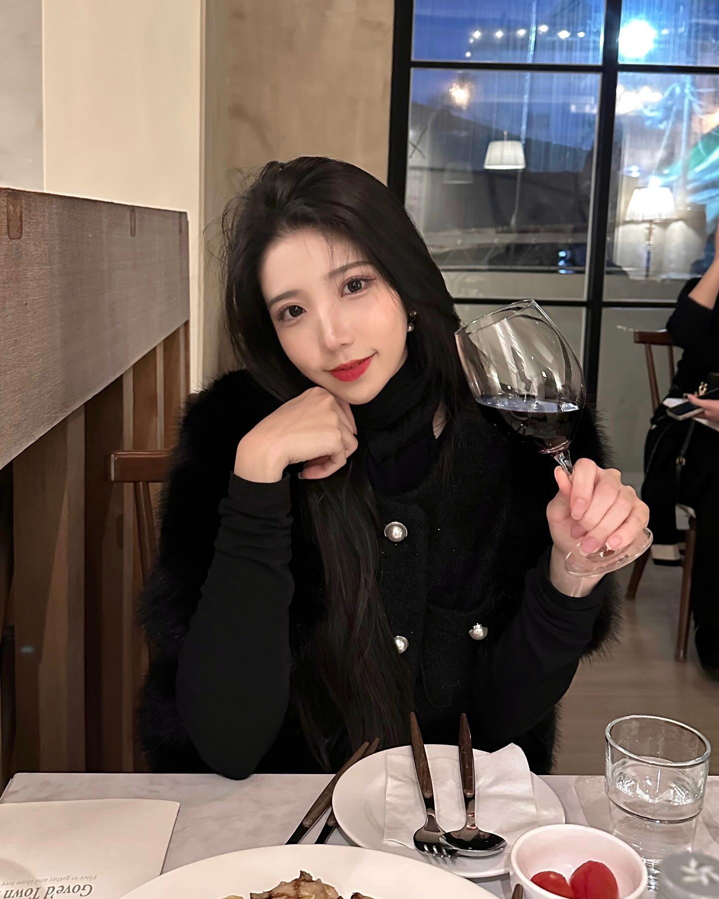 #협찬 goved.town 

이번에 오픈했는데 내 기준 행궁동 술집 원탑 🤤💚
감성뿐만 아니라 음식 퀄리티까지 역대급인데용 !
넘 맛나서 협찬 외에도 내돈내산으로 잔뜩 먹음 ㅜㅎ

유럽 가정집 느낌이라 인테리어도 엄청 예쁘고
애견 동반도 된다고해서 더 마음에 들더라구요.
양식 러버들에게 무조건 추천 .. 진짜 제 취향이었거든요 ? 
소주랑 잘 어울리는 안주들도 많아서 같이 드시면 좋을 것 같아요.

아차차 .. 토마토폭립이랑 라자냐 꼭 먹어주시와용 ..
요기 수제 토마토 소스가 옴총옴총 맛나거든요. 🍅

#수원 #행궁동 #행궁동술집 #행궁동맛집 #행궁동데이트 #고브드타운 #수원술집 #수원맛집 #govedtown