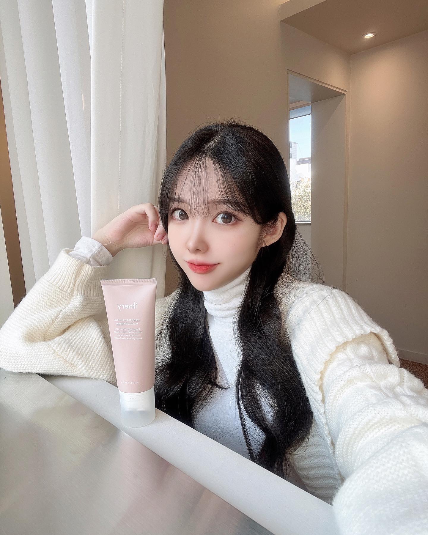 #광고 집에서 리프팅 관리 해주기🤍

일체형 괄사 크림이라 간단히 
리프팅 할 수 있어서 편했던 요고 ◡̈

5개의 마사지 볼로 턱, 목, 쇄골 라인을 
부드럽게 마사지 해주면 되는데요﹗

주름 개선과 피부 미백에도 도움을 주면서
식물성 콜라겐과 펩타이드 콤플렉스가 함유되어 
피부 보습과 탄력을 동시에 케어 할 수 있답니다.

끈적임이나 잔여감 없이 산뜻한 제형이라
집에서 관리가 필요하신 분들께 추천드려요오
.
.
#이프너리 #ifnery #이프너리리즈턴리프팅괄사크림 #리즈턴리프팅괄사크림 #이프너리괄사크림 #이프너리리프팅크림 #괄사크림 #리프팅크림 #괄사크림추천 #리프팅크림추천 #탄력 #보습 #리프팅괄사크림 #이프너리크림 #주름개선 #미백 #화장품 #화장품추천 #붓기케어