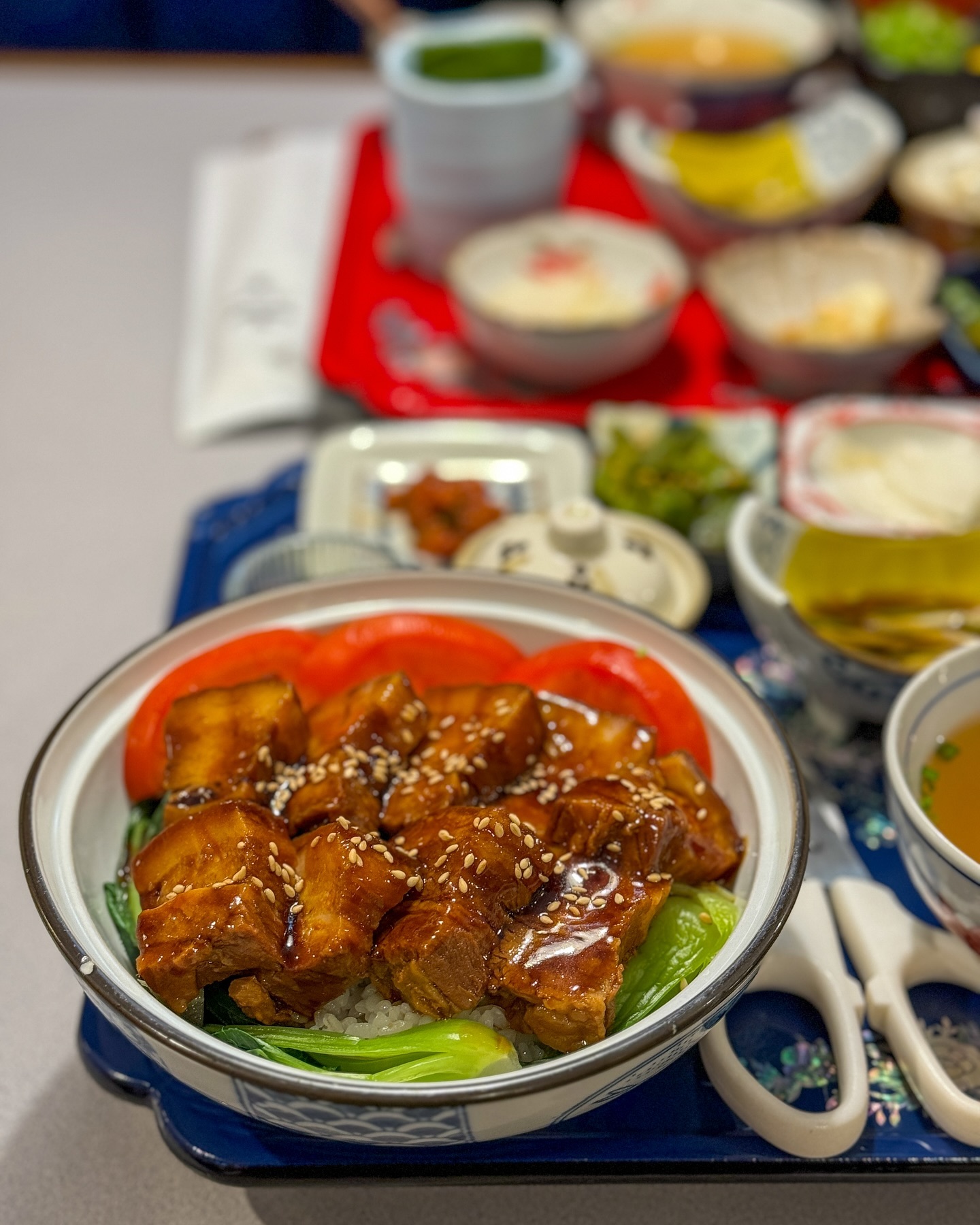#협찬 

아시안 퓨전스타일의 한끼 맛있는 덮밥집으로
유명한 용호동맛집 라이온식당 다녀왔어요.

들어가는 입구와 내부인테리어부터 아시아느낌 가득💕
주문한 음식에 함께 나오는 자개쟁반은
대한민국 자개명인들이 특별제작한거라고 해요.
집안에 귀한 손님이 된것 같은 그런 기분😍

주문한 동파육덮밥과 남도꼬막덮밥은
담백하고 맛있었어요.
함께 나온 밑반찬과의 조합도 좋아서 찰떡궁합!
 
한끼 든든하게 먹을수 있는 건강한 밥상
다음에 또 방문하고 싶은 곳이에요.👍🏻

📍라이온식당
🏷️ 부산 남구 신선로 566
GS하이츠자이 308동 상가 1층 (도로변에 위치)
⏰ 11:00 - 21:00 (브레이크타임 15:00 - 17:00)
☎️ 0507-1393-3049
포장, 배달, 예약, 주차 가능
.
.
.
.
.
#용호동맛집 #광안리맛집 #이기대맛집
#라이온식당 #용호동식당 #덮밥맛집