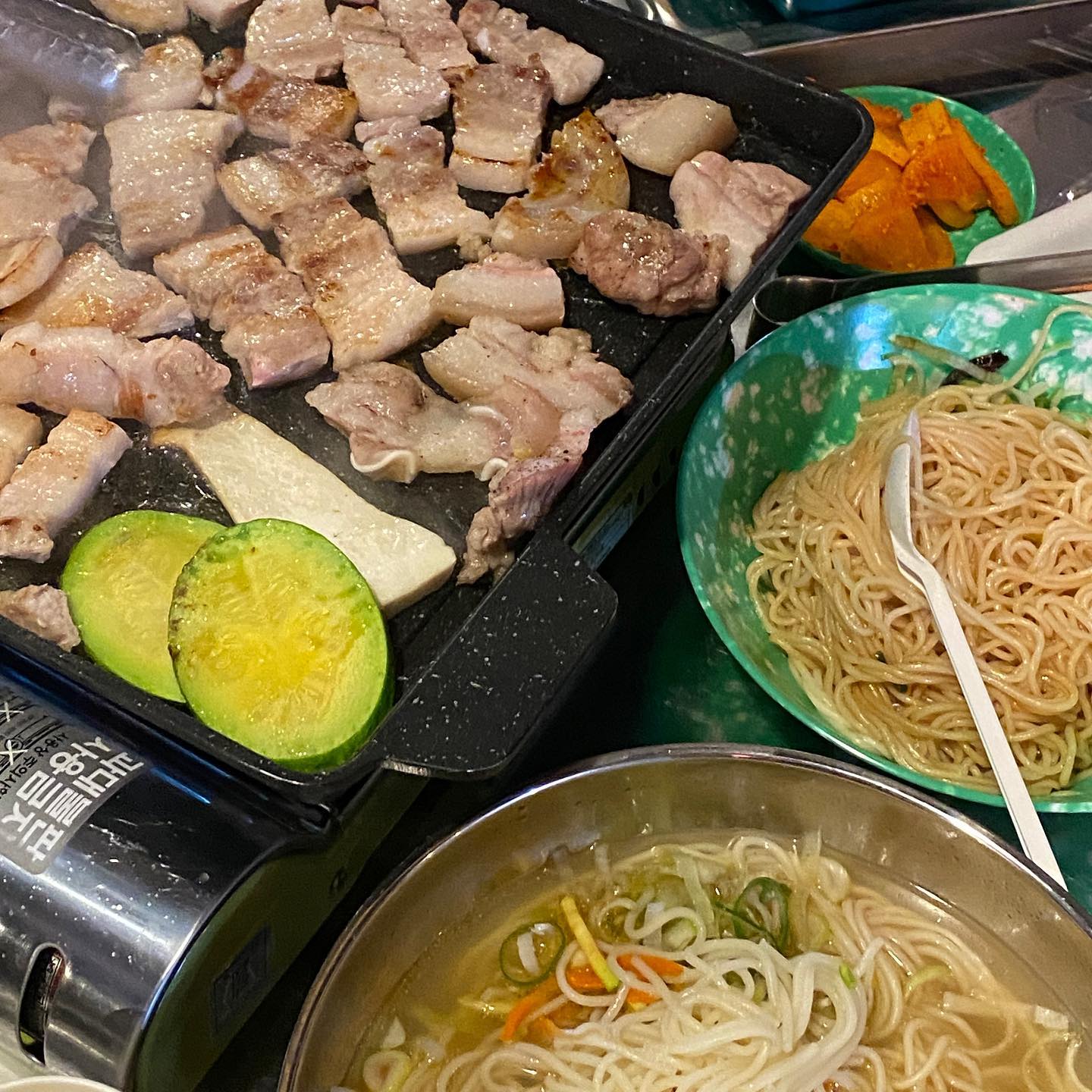 #예산핫플 이라기에 다녀온 #예산시장

평일인데도 사람 넘 마늠
춥기는 또 엄청 추움!!!
그래도 시끌시끌 시장 분위기에
삽겹살 진심 맛도리🐷

#신광정육점 
#선봉국수