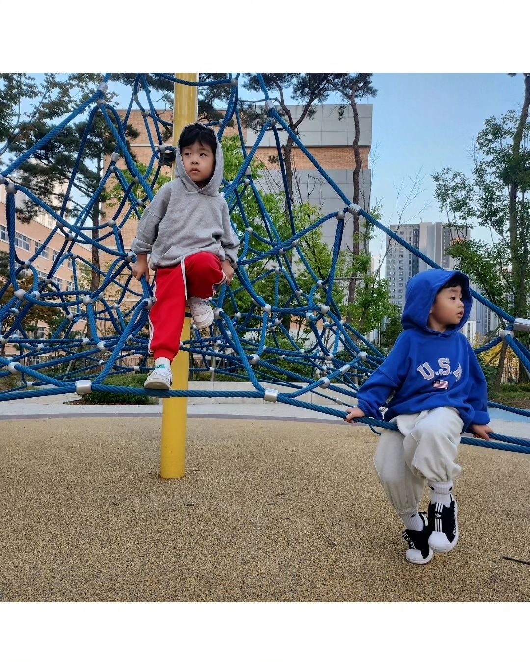 애들 방이 너무 난리난리 개판이라ㅋ
정리하는 동안 
아빠랑 나가서 축구도 하고
놀터도 가고 책도보고~👍🏻
그사이 후다닥 정리~
뭐가 이렇게 많은지
끝도없네ㅋㅋ
 
 
#일요일같은월요일 #한글날
#장난감정리