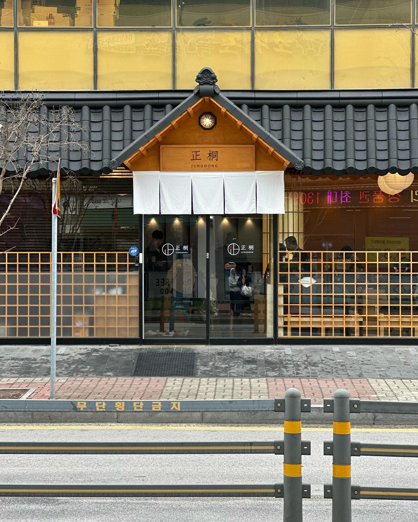 광주에서도 몇 번 가본 맛집인데 남악에도 생겼다니 🤍
1테이블 1규카츠 진짜 필수 !!!
규카츠 한 입하고 불카레에 밥 스윽 비벼서 먹으면 더 존맛 !

#남악정동 #남악맛집추천 #정동 #규카츠맛집 #남악맛집