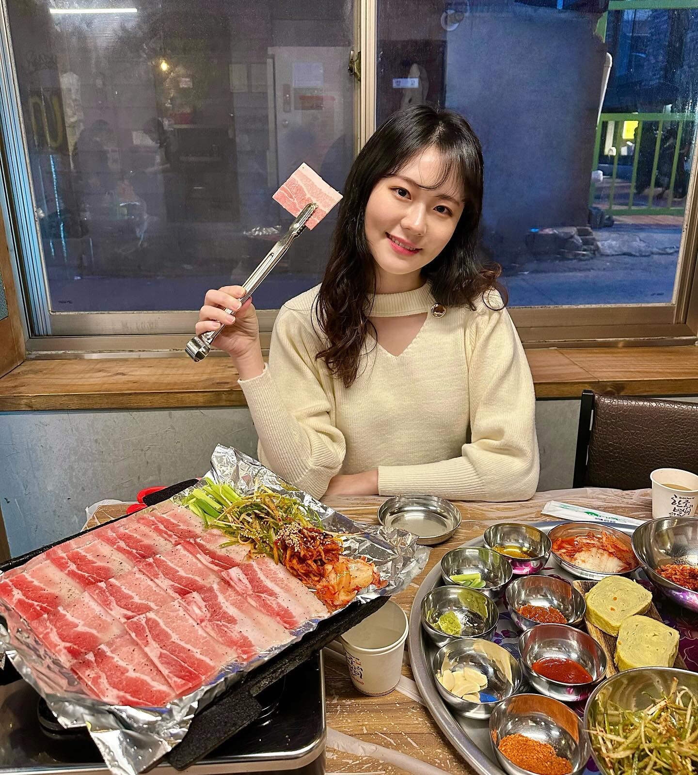 #협찬 웨이팅 필수인 홍대 냉삼 88로타리집🥩
푸짐한 상차림과 국내산 최고 등급인 1+급냉삼겹살‼️
고기질도 좋고 바삭하게 구워먹으니 넘 맛있었당>_<
레트로한 감성의 분위기와 노래가 있는 홍대 냉삼집😊

#88로타리집 #홍대 #홍대맛집 #삼겹살 #냉삼 #냉동삼겹살 #마포 #홍대카페 #홍대데이트 #홍대입구맛집 #홍대입구 #홍대입구역맛집 #맛집탐방