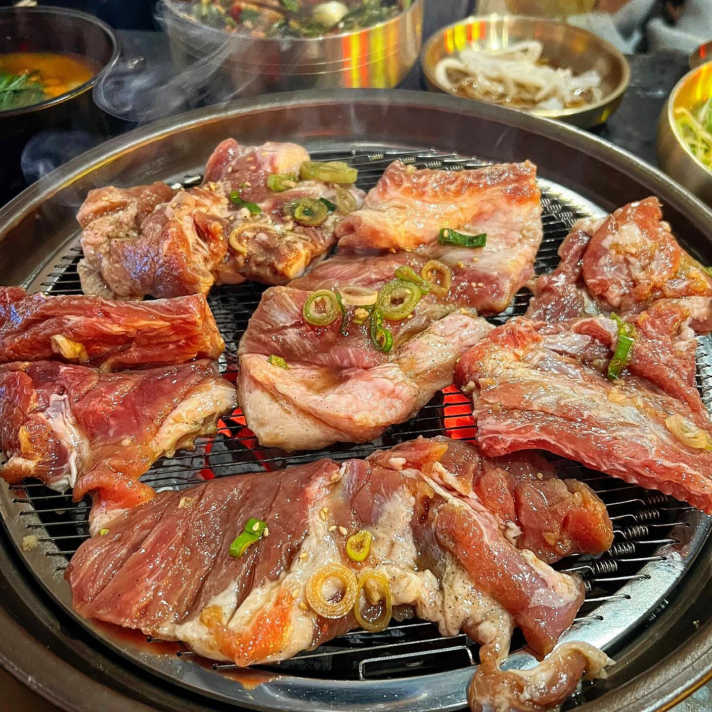 #협찬 신촌 빗갈🍖
.
쥬씨에서 칼을 갈고 만든 갈비브랜드 빗갈🔪
신촌역에서 가까워서 위치적으로도 좋았고
사이드메뉴도 다양해서 좋았음
우리는 돼지갈비 3인분, 육회비빔밥, 동치미국수, 딸기하이볼, 파인애플 하이볼 이렇게 주문함🧾

빗갈의 고기들은 워터에이징 방식으로 48시간 저온숙성한 고기에
6개월이상 숙성시킨 씨간장베이스로 만든 양념이라고 함👏👏
고기는 부드러웠고 간이세거나 자극적이지 않아서 술술 들어갔음
사이드 메뉴들도 다 맛있었고
무엇보다 하이볼이 잔당 3000원인데 퀄리티 미쳤음🍺
과일하이볼 종류도 다양하고 잔도 꽤 큰편임
이 가격에 이 퀄리티면 하이볼 좋아하는 분들은 주문 필수💫

⭐️그리고 리뷰이벤트도 진행중인데 네이버 영수증 리뷰 작성하면
음료나 주류를 받을 수 있으니 가실분들은 참고 바람

내부도 넓고 인테리어도 깔끔해서 회식이나 모임장소로도 좋을것같음👍
.
.
#빗갈 #신촌역맛집 #신촌맛집 #신촌술집 #이대맛집 #서대문맛집 #신촌고기집 #신촌놀거리 #신촌회식 #신촌가볼만한곳 #이대가볼만한곳 #신촌갈비 #신촌역갈비 #빗장갈비 #우대갈비 #소갈비 #돼지갈비 #하이볼맛집 #신촌하이볼