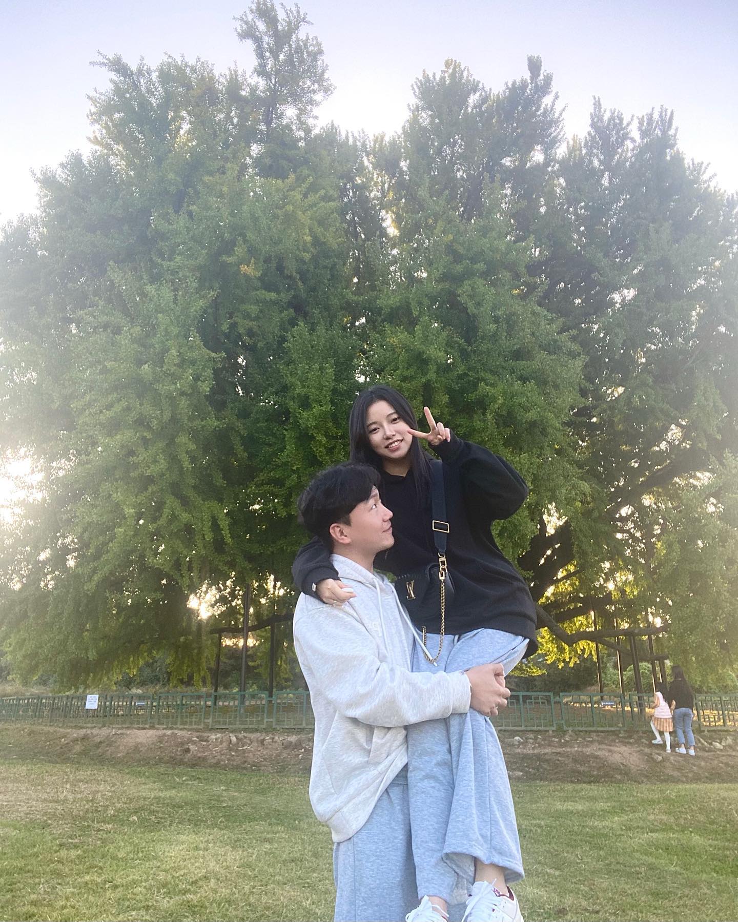 너무 행복한 요즘🫧

연애 초반 짝꿍이가 좋아하고 해보고 싶었다고 그래서 대구 이월드에서 첫 벚꽃을 보면서 했었던 어깨 위로 올려주는 포즈샷💚 오랜만에 생각나서 해달라고 그랬더니 “으핫”하며 무거워했던😑 전에는 하나도 안 무겁다고 막 그러더니🫥

🌳2023.10.11Wednesday🌳#원주 
💚2023.10.19Thursday💚#쟁이커플