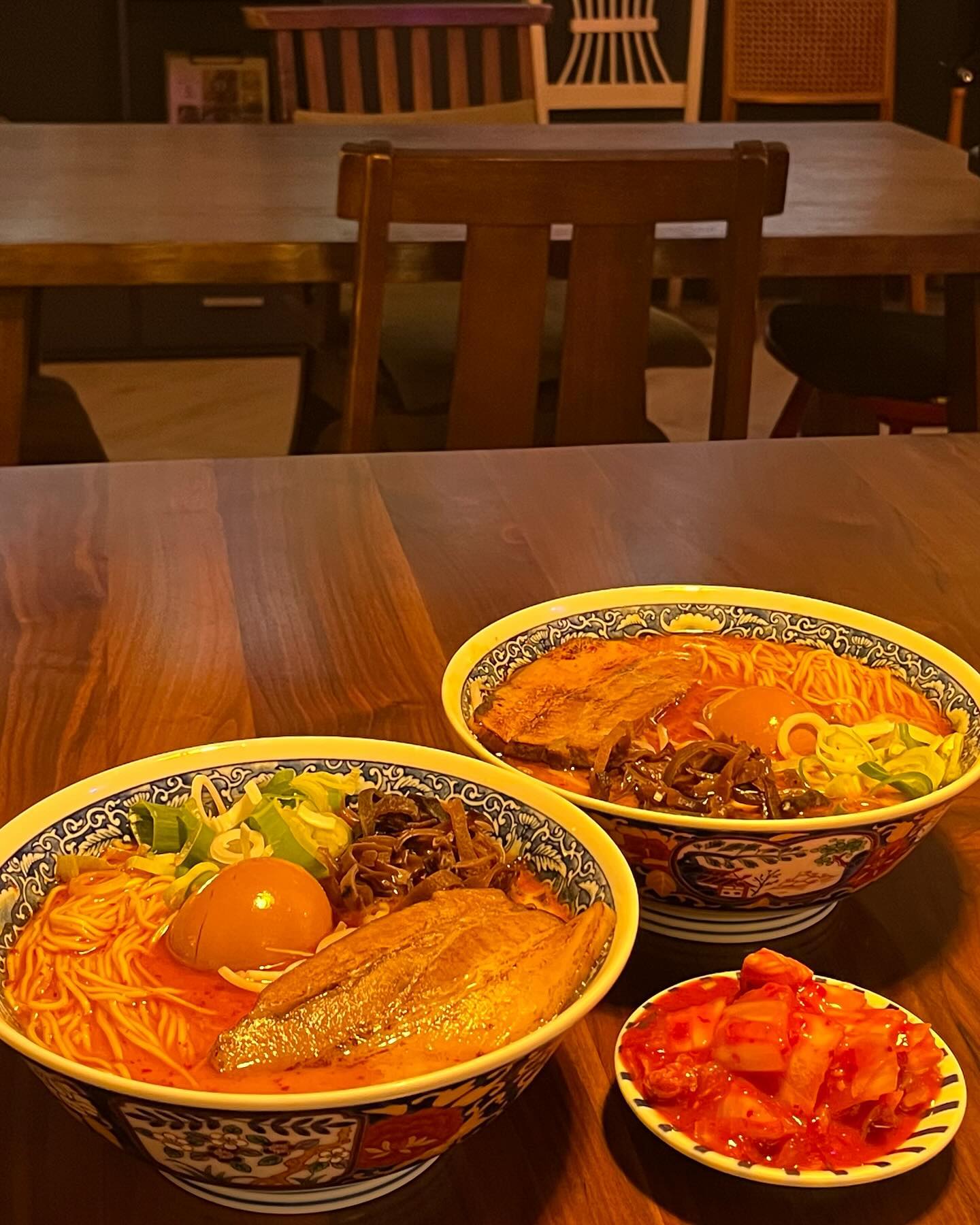🍜하카타식당 본점
저희는 얼큰 돈부리라멘을 주문했어요 돼지냄새도 안나고 한국인 입맛에 맞게 조리하셔서 일본에서 먹은거보다 맛있고 얼큰하고 양도 많았어요!😗
일식당이라 그런지 라멘말고도 덮밥, 모츠나베 등이 있어서 점심에 밥을 먹기에도 저녁에 가볍게 맥주한잔하기도 좋은 곳이에요. 계산도 테이블에서 태블릿으로 바로 주문할수 있어서 편리하고 스크린, 여러 소품들이 꾸며져 있어서 힙한 분위기도 들어요😎

🍜하카타식당
주소 : 경기 화성시 동탄공원로3길 36-9 1층 하카타식당
수요일 휴무

#동탄맛집#동탄라멘#동탄라멘추천#동탄덮밥#동탄센트럴파크맛집#동탄센트럴파크라멘#동탄데이트#하카타식당 #먹스타 #먹스타그램