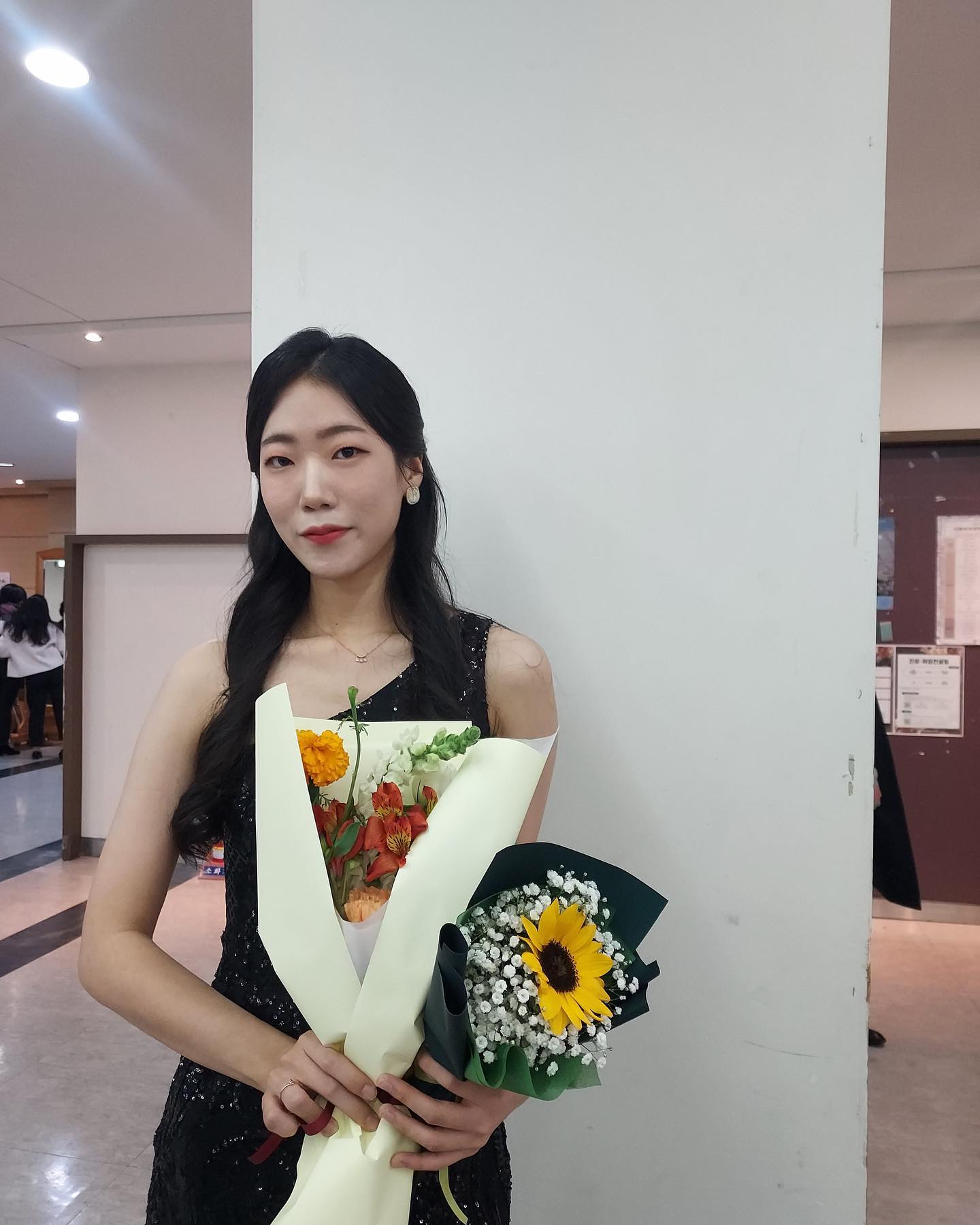 이제야 올리는 춘계음악회 사진!! 
이번 학기는 실내악 수업을 듣는데, 학점에 눈이 먼 나머지 
두 팀이나 맡게 되었고, 그 결과 매우 바쁜 9월 한달을 보냈다. 
그러고 10월 어느 날,, 갑자기 교수님께 멘델스존 트리오가 
춘계음악회를 하라는 연락을 주시고, 대학원 실내악팀 대표로 
나가는거니 부담감을 가지라며 정말 부담감 팍팍~ 주셨다. 하핫 
그렇게 연주는 거의 2주 준비했고, 진짜 거의 맨날 만나서 
연습했는데 2악장은 정말 2-3주만에 악보 처음보고 
연습하는거라 정말 멘붕이긴했다.. 연주 일주일 전에도 어떻게 
노래해야하는지 모르고 너무 하기싫었다면 말 다 했지.. 
근데 웃기게도 갑자기 2악장과 사랑에 빠지게 되었다..ㅋㅋㅋ
어쨌든 연주는 무사히 끝났고, 연주가 끝난 후 밖에서 가족들과 
인사하고 있는데 어떤 교수님께서 찾아오셔서 연주 잘 봤다고, 
노래 표현을 너무 잘해줬다는 말씀을 해주셨다,, 난 교수님들 
얼굴을 사진으로밖에 뵌 적이 없어서 사실 어떤 교수님이 
말씀해주신건지 유추밖에 못해서 그 부분은 너무 아쉽지만 
꽤 많이 생각나고 감동적이였다,, 감사합니다 교수님.....🥹
아 그리고 2주 후엔 슈만 퀸텟 연주다... 이번엔 한 악장만 
하긴 하지만, 아직 익숙하지 않은 곡이다..^^ 
얼른 끝나고 종강이 오길•••