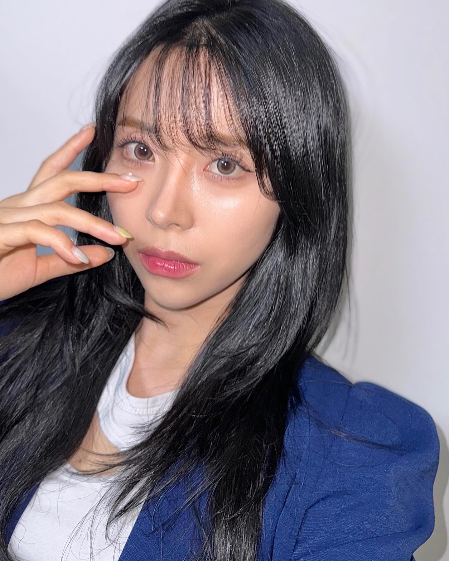 #제품협찬 lens_town_official
혹시 또렷한 눈매를 원하나요?

렌즈타운 247봄 브라운
갠적으로 넘 맘에 드는🙆🏼‍♀️
예쁘지 않나요!???

써클라인까지 그라데이션 컬러감 뭐슨일!
눈을 뭔가 화사하게 해준다랄까요?

브라운 원데이 렌즈는 
나갈때마다 무조건 데일리로 끼는데~~
원데이라 더더 나이스😙

#247봄 #브라운렌즈 #그레이렌즈 #렌즈타운 #원데이렌즈 #권은비렌즈 #연예인렌즈 
#렌즈리뷰 #컬러렌즈 #자연스러운렌즈 #셀카렌즈 #렌즈추천 #데일리렌즈 #lenstown