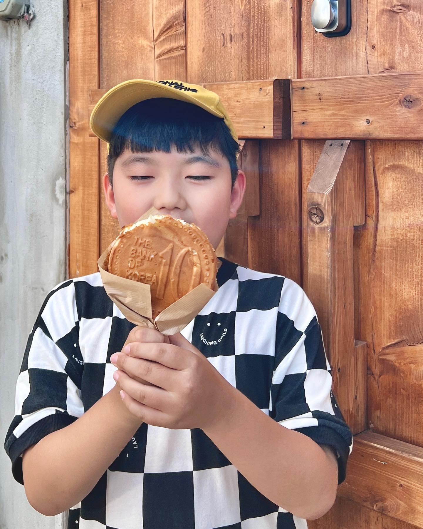 #황리단길#간식타임

큰횽아는 옥수수 아슈크림이 1등이고
울횽아는 탕후루랑 십원빵 공동1등이고
나는 다 쪼아 ㅎㅎㅎ

다 좋는데 보통 더븐게 아이라
울횽아 힘들어함ㅠ

큰횽아가 가을에 다시오제
#약속지켜롸이

#경주십원빵#경주왕가탕후루
#경주옥수수아이스크림